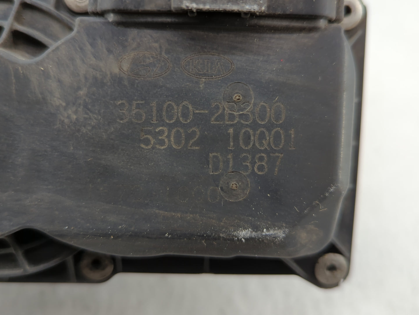 2012-2017 Hyundai Veloster Throttle Body P/N:35100-2B300 Fits Fits 2012 2013 2014 2015 2016 2017 2018 2019 OEM Used Auto Par