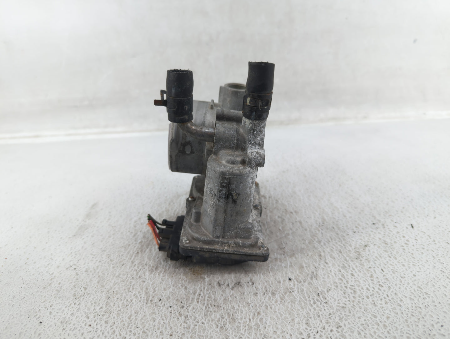 2012-2017 Hyundai Veloster Throttle Body P/N:35100-2B300 Fits Fits 2012 2013 2014 2015 2016 2017 2018 2019 OEM Used Auto Par