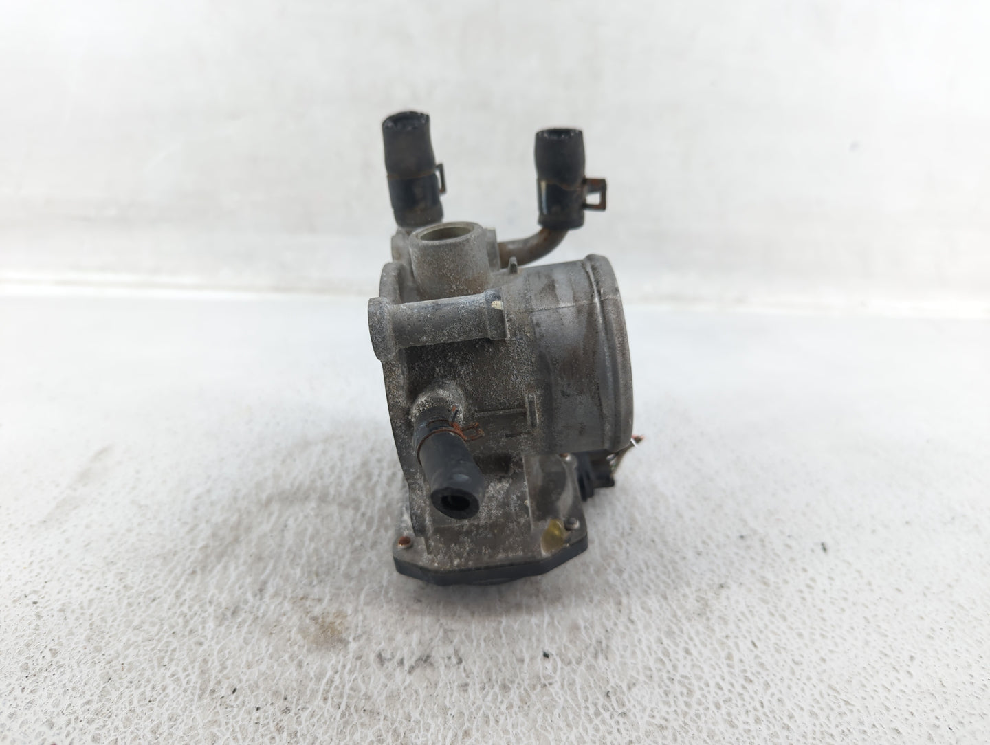 2012-2017 Hyundai Veloster Throttle Body P/N:35100-2B300 Fits Fits 2012 2013 2014 2015 2016 2017 2018 2019 OEM Used Auto Par