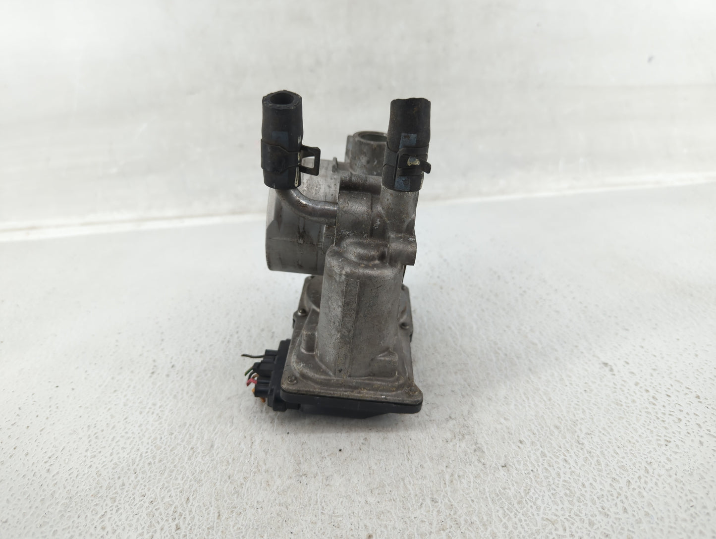 2012-2017 Hyundai Veloster Throttle Body P/N:35100-2B300 Fits Fits 2012 2013 2014 2015 2016 2017 2018 2019 OEM Used Auto Par