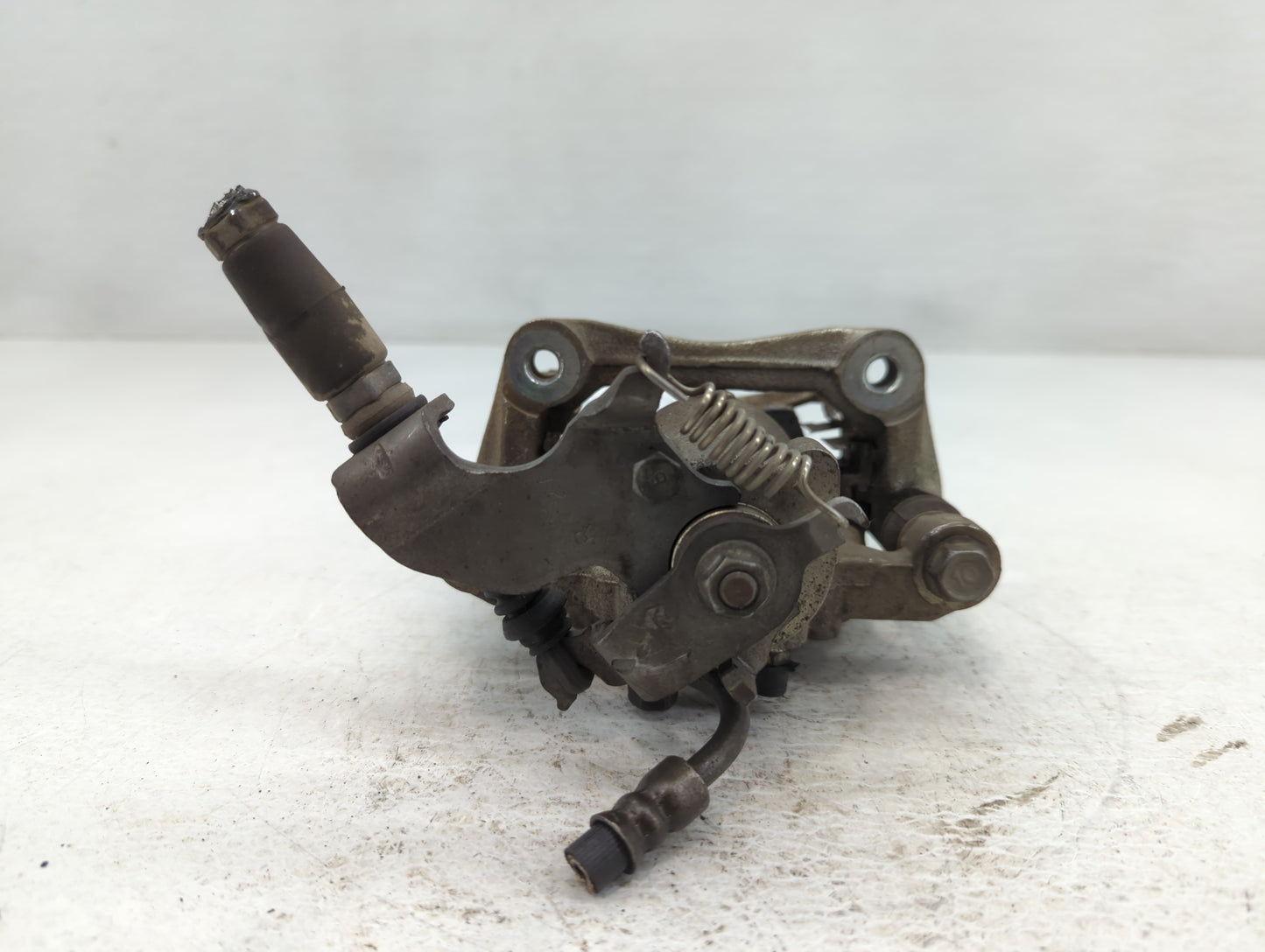 2013-2016 Hyundai Veloster Front Driver Left Brake Caliper - Oemusedautoparts1.com