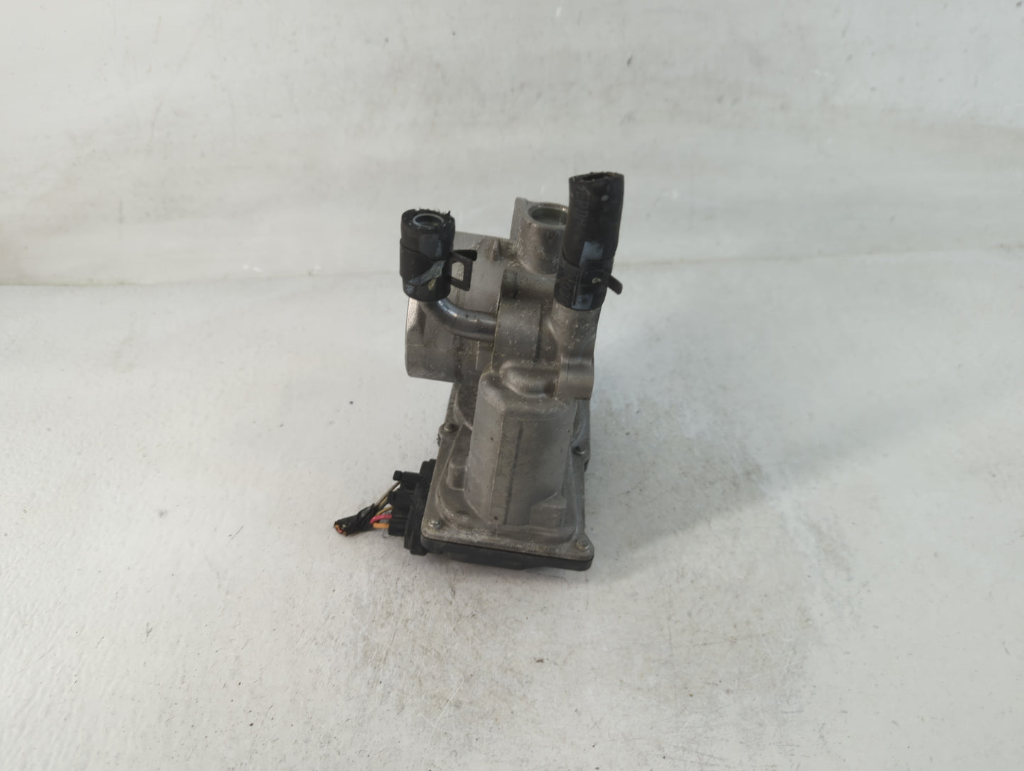 2012-2017 Hyundai Veloster Throttle Body P/N:35100-2B300 Fits Fits 2012 2013 2014 2015 2016 2017 2018 2019 OEM Used Auto Par
