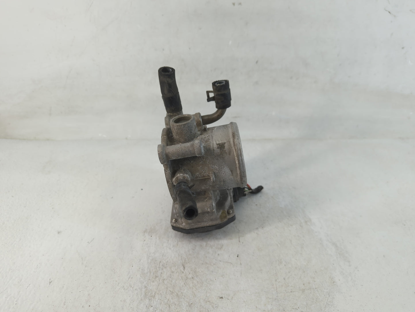 2012-2017 Hyundai Veloster Throttle Body P/N:35100-2B300 Fits Fits 2012 2013 2014 2015 2016 2017 2018 2019 OEM Used Auto Par