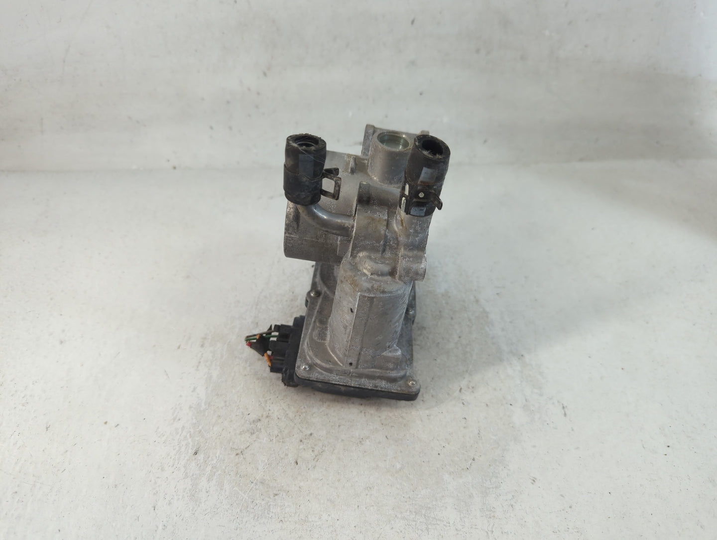 2012-2017 Hyundai Veloster Throttle Body P/N:35100-2B300 Fits Fits 2012 2013 2014 2015 2016 2017 2018 2019 OEM Used Auto Par