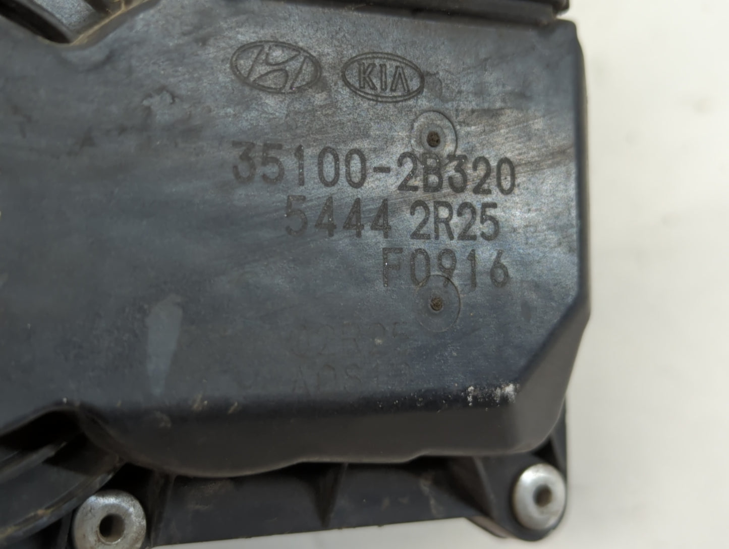 2013-2014 Hyundai Veloster Throttle Body P/N:35100-2B320 Fits Fits 2013 2014 2015 2016 OEM Used Auto Parts - Oemusedautopart