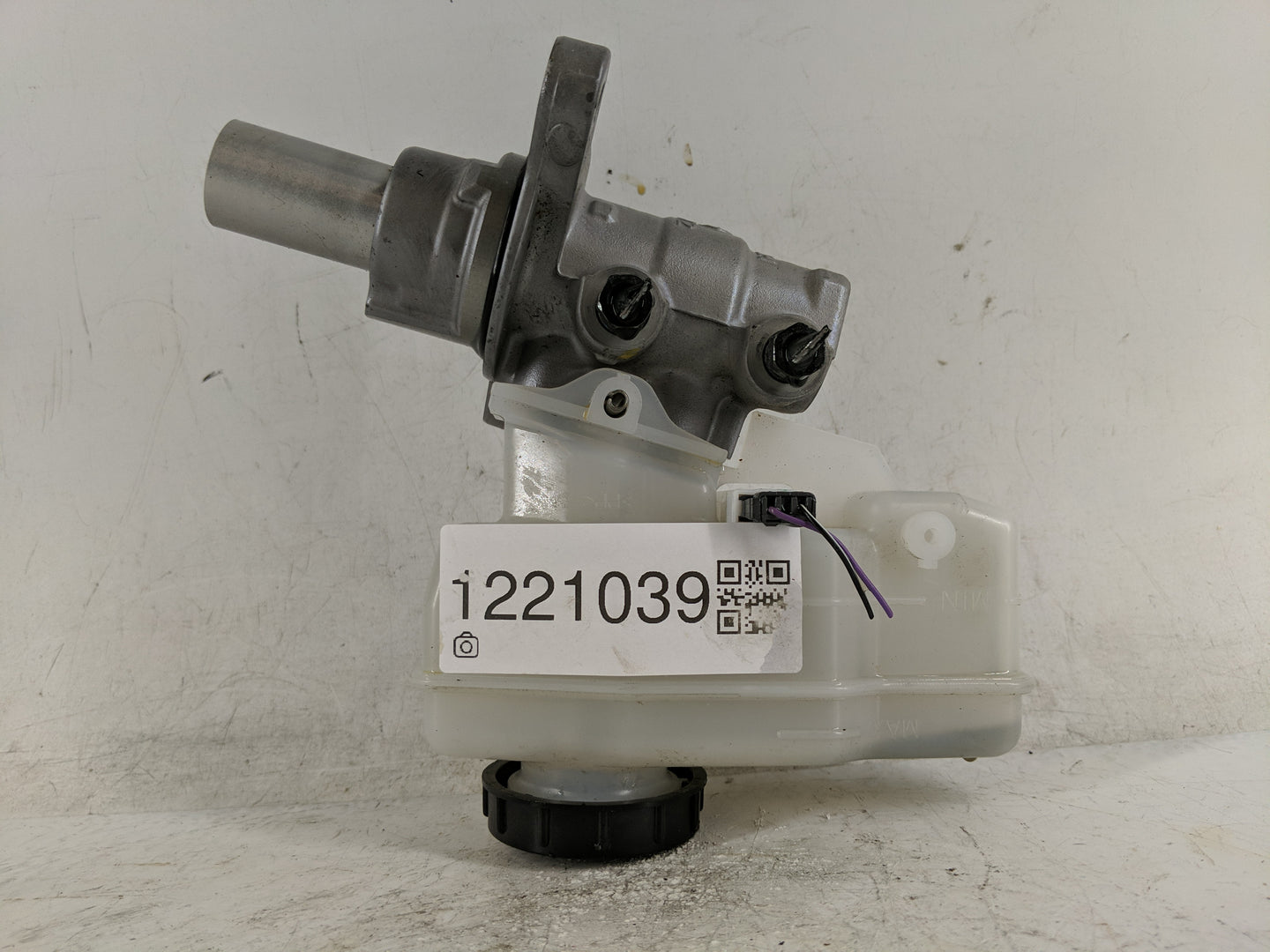 2014-2020 Infiniti Q50 Brake Master Cylinder - Oemusedautoparts1.com