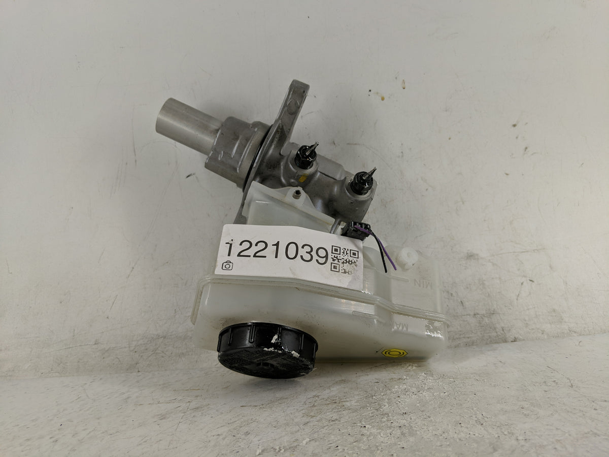 2014-2020 Infiniti Q50 Brake Master Cylinder 1221039 - Oemusedautoparts1.com