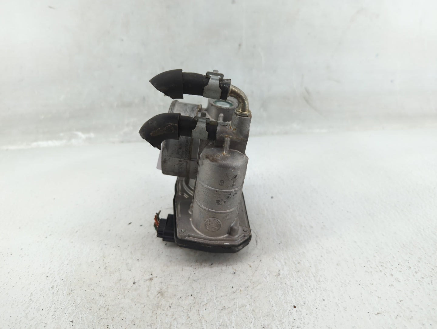 2014-2019 Infiniti Q70 Throttle Body P/N:RME60-21 3Y25H 3Y25H Fits OEM Used Auto Parts - Oemusedautoparts1.com
