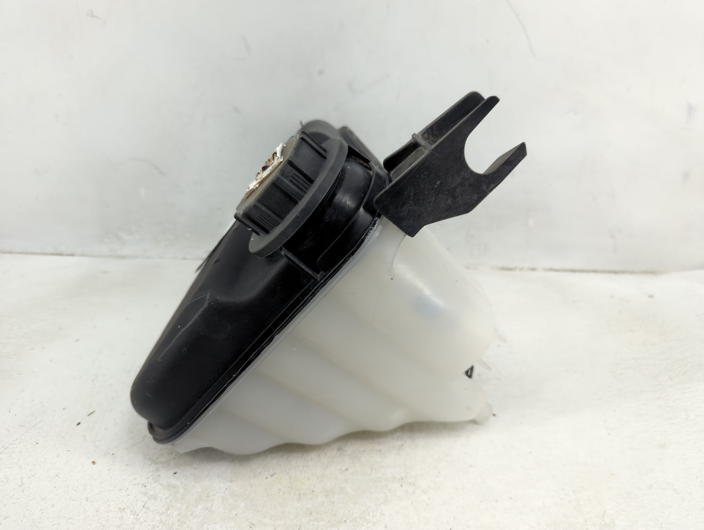 2010-2019 Jaguar Xj Radiator Coolant Overflow Expansion Tank Bottle 1389886 - Oemusedautoparts1.com