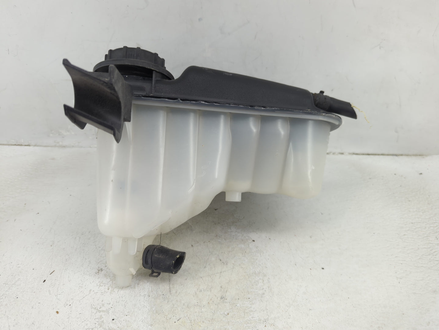 2010-2019 Jaguar Xj Radiator Coolant Overflow Expansion Tank Bottle - Oemusedautoparts1.com