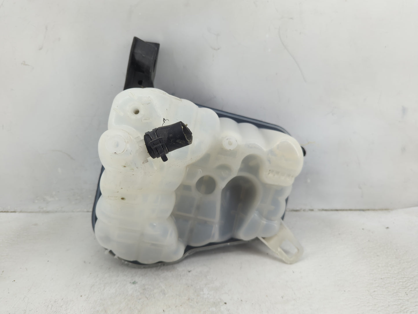 2010-2019 Jaguar Xj Radiator Coolant Overflow Expansion Tank Bottle - Oemusedautoparts1.com