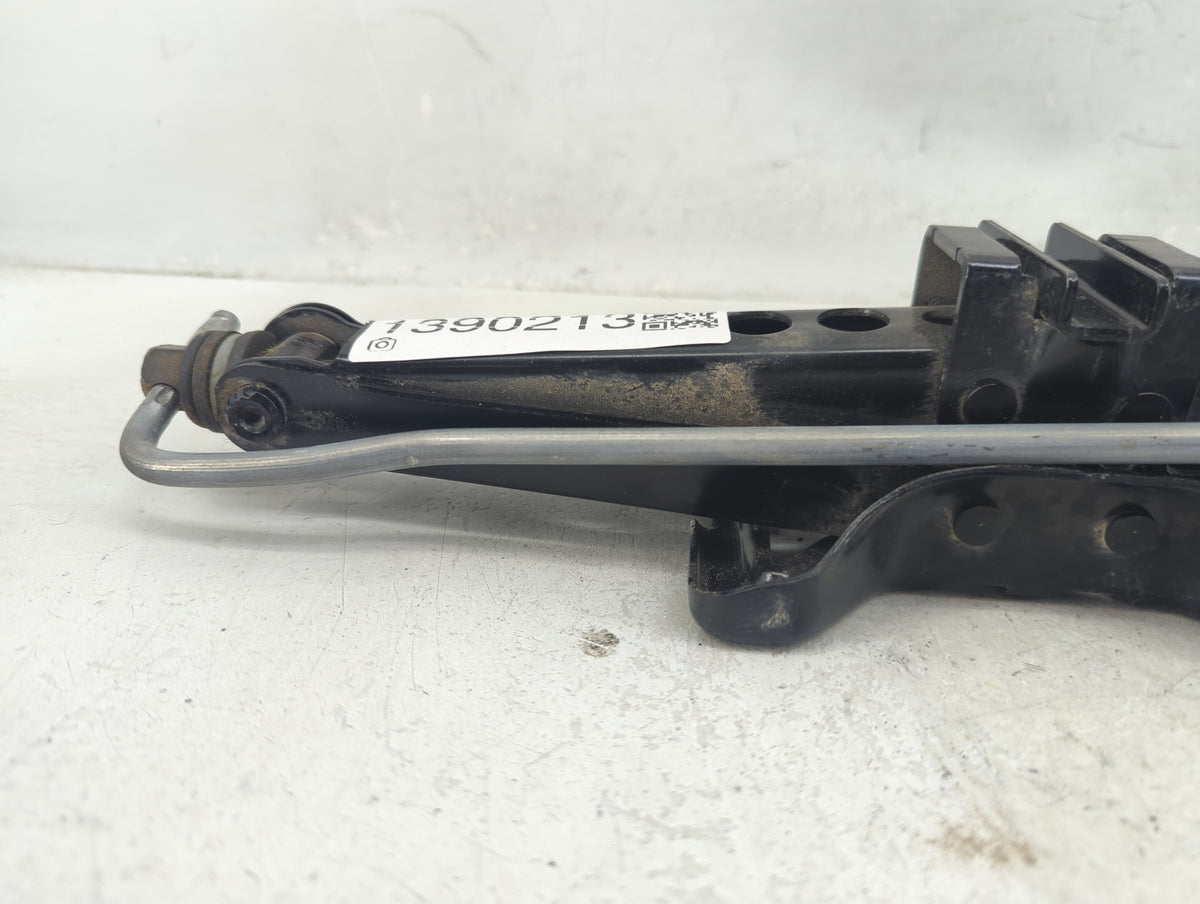 2014 Jaguar Xj Spare Scissor Car Jack 1390213 - Oemusedautoparts1.com