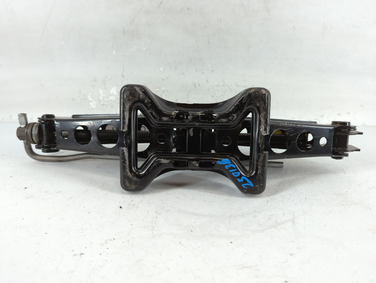 2014 Jaguar Xj Spare Scissor Car Jack 757483 - Oemusedautoparts1.com
