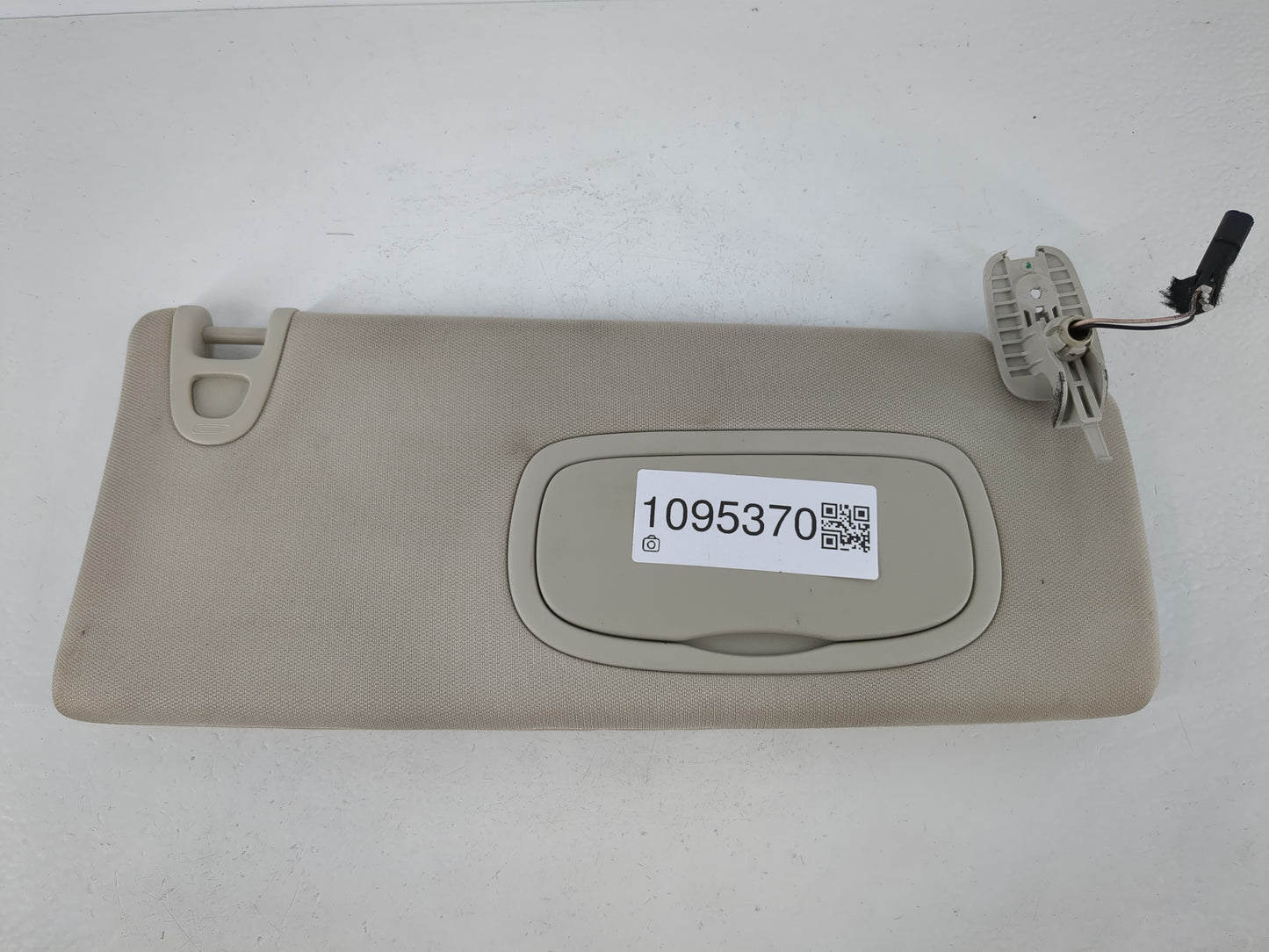 2014-2018 Jeep Cherokee Sun Visor Shade Replacement Passenger Right Mirror Fits Fits 2014 2015 2016 2017 2018 OEM Used Auto 
