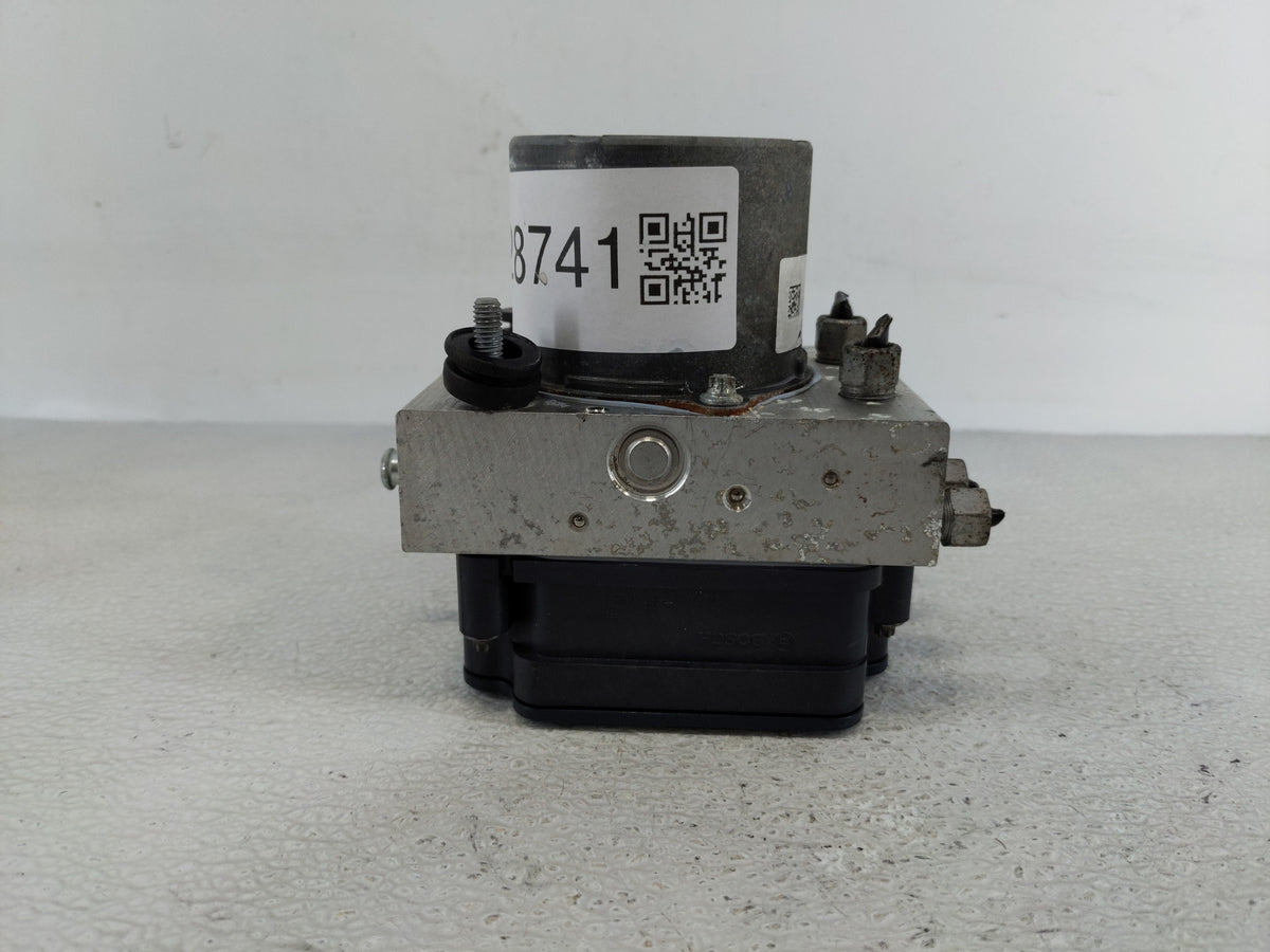 2014 Jeep Cherokee Anti-Lock Brake ABS Pump Module Actuator OEM P/N:P04779899AG Fits OEM Used Auto Parts - Oemusedautoparts1