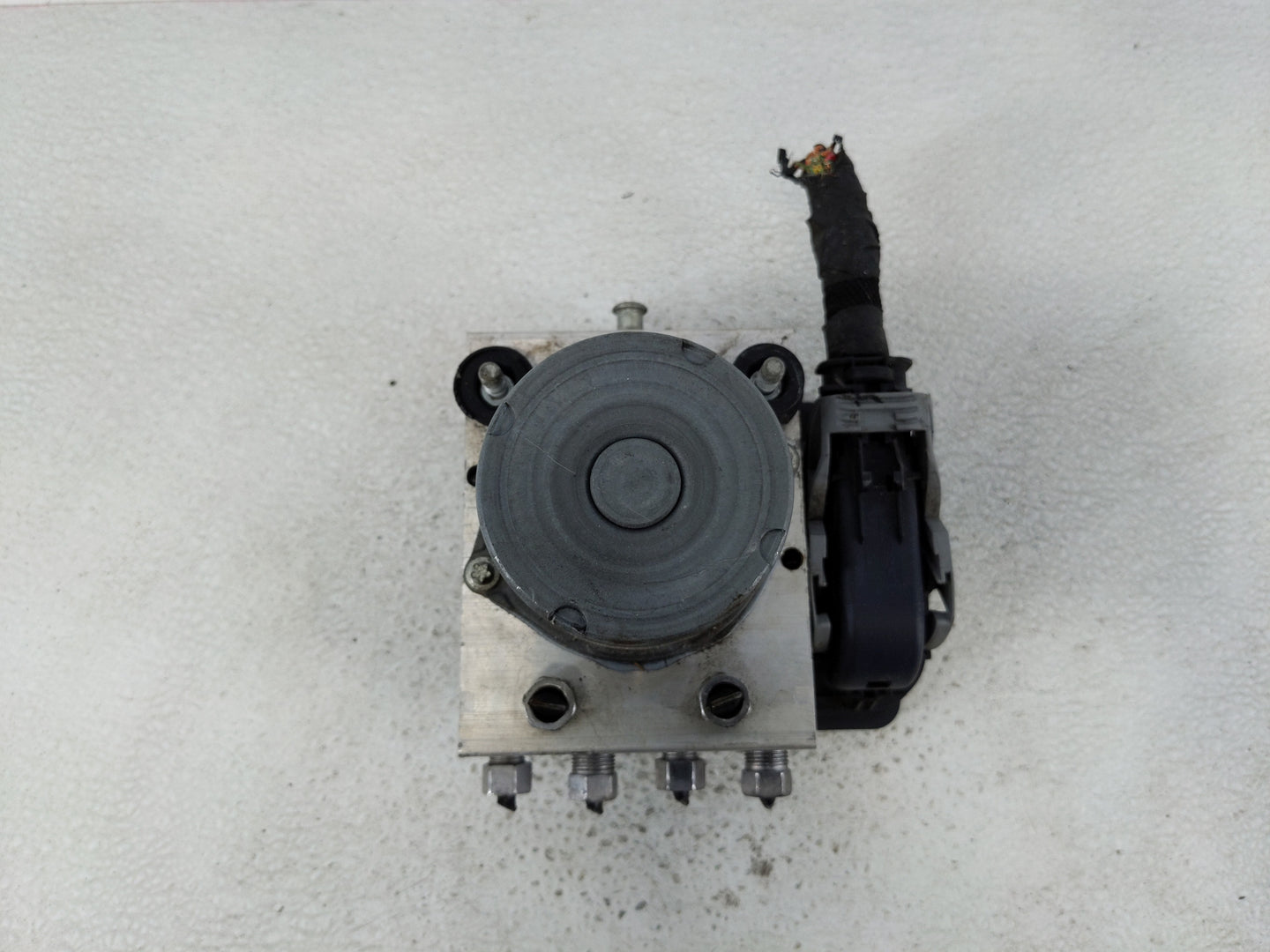 2014 Jeep Cherokee ABS Pump Control Module Replacement P/N:P04779899AI Fits OEM Used Auto Parts - Oemusedautoparts1.com