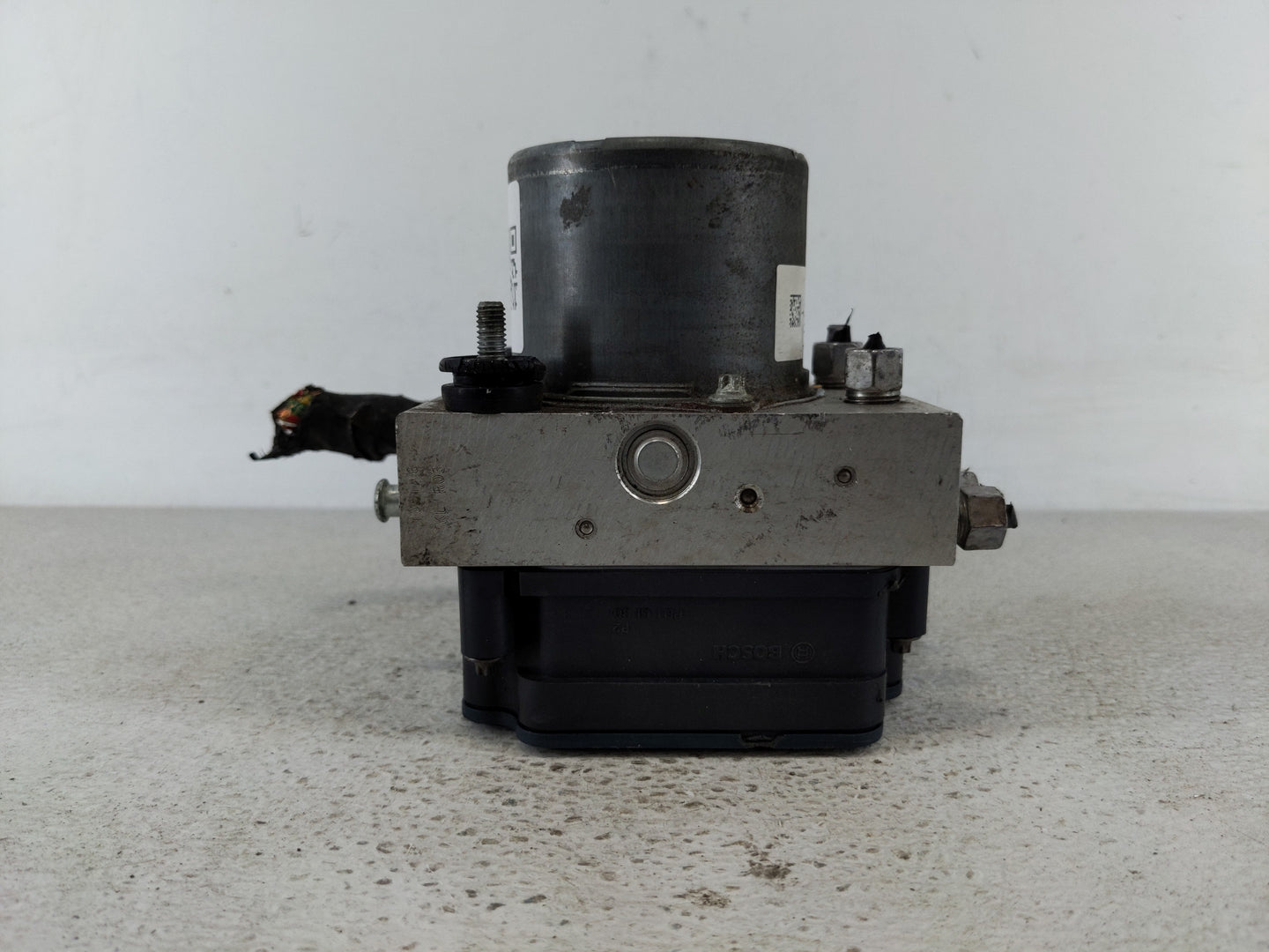 2014 Jeep Cherokee ABS Pump Control Module Replacement P/N:P04779899AI Fits OEM Used Auto Parts - Oemusedautoparts1.com