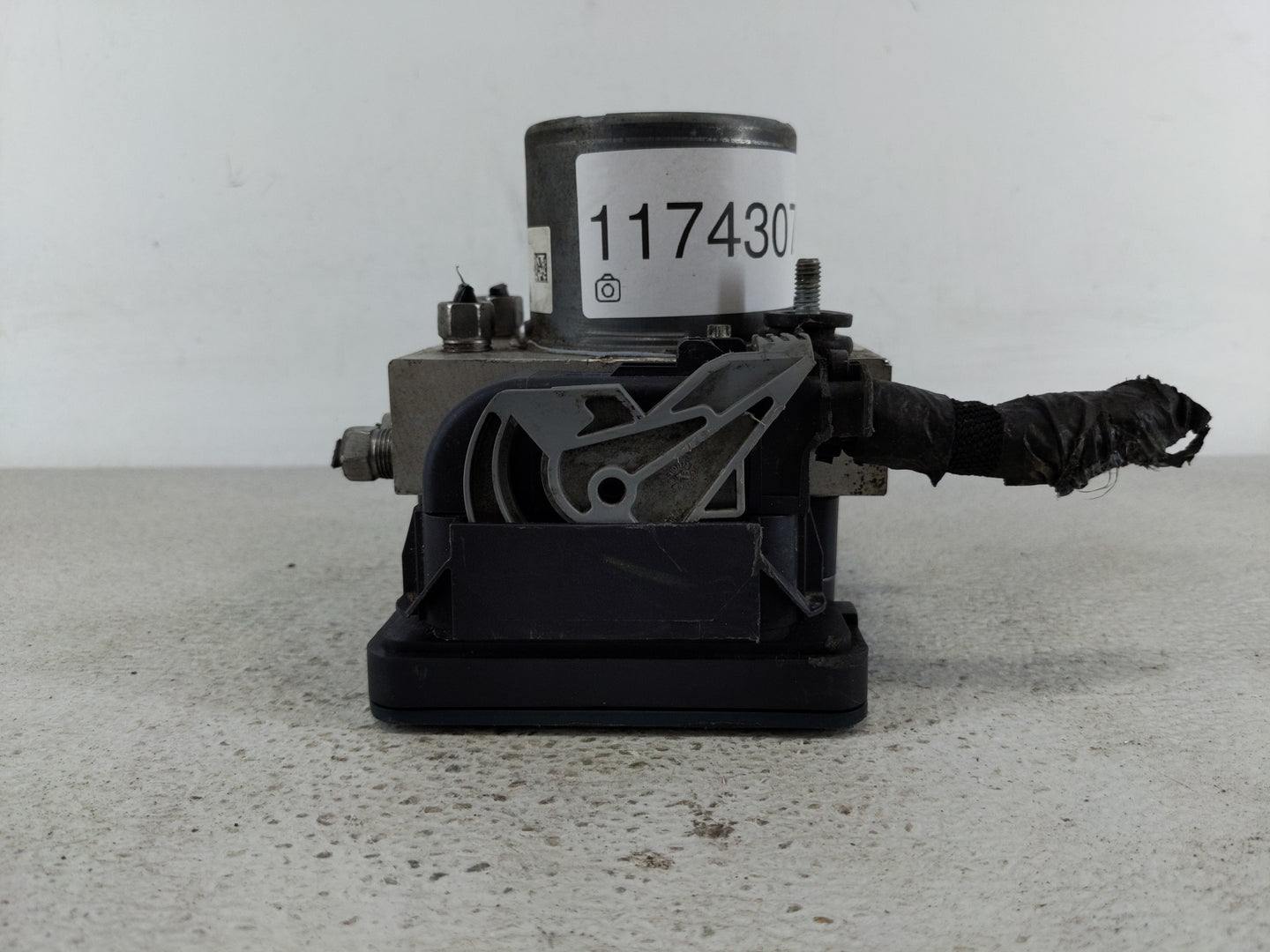 2014 Jeep Cherokee ABS Pump Control Module Replacement P/N:P04779899AI Fits OEM Used Auto Parts - Oemusedautoparts1.com