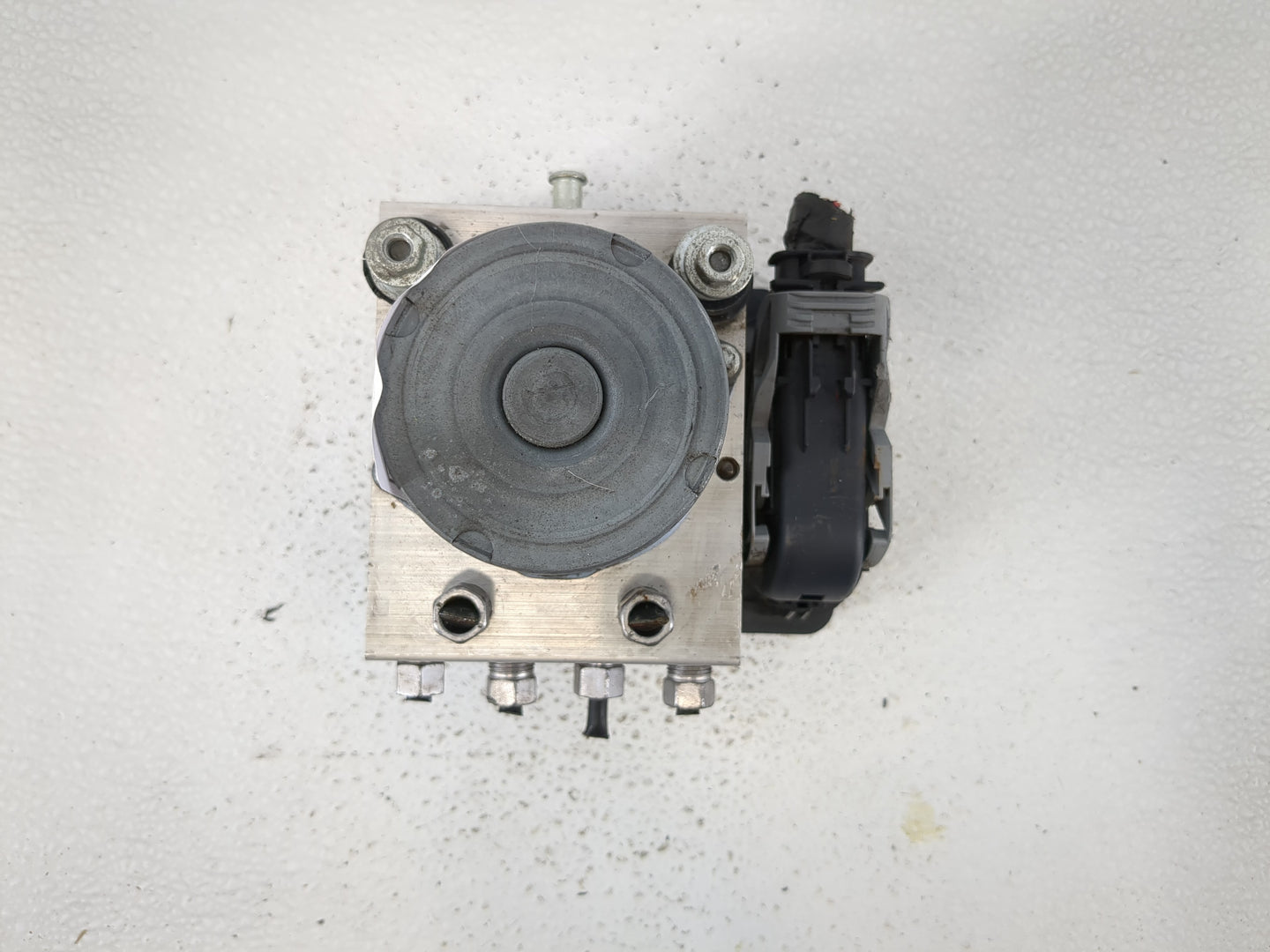 2014 Jeep Cherokee ABS Pump Control Module Replacement P/N:P04779899AI Fits OEM Used Auto Parts - Oemusedautoparts1.com