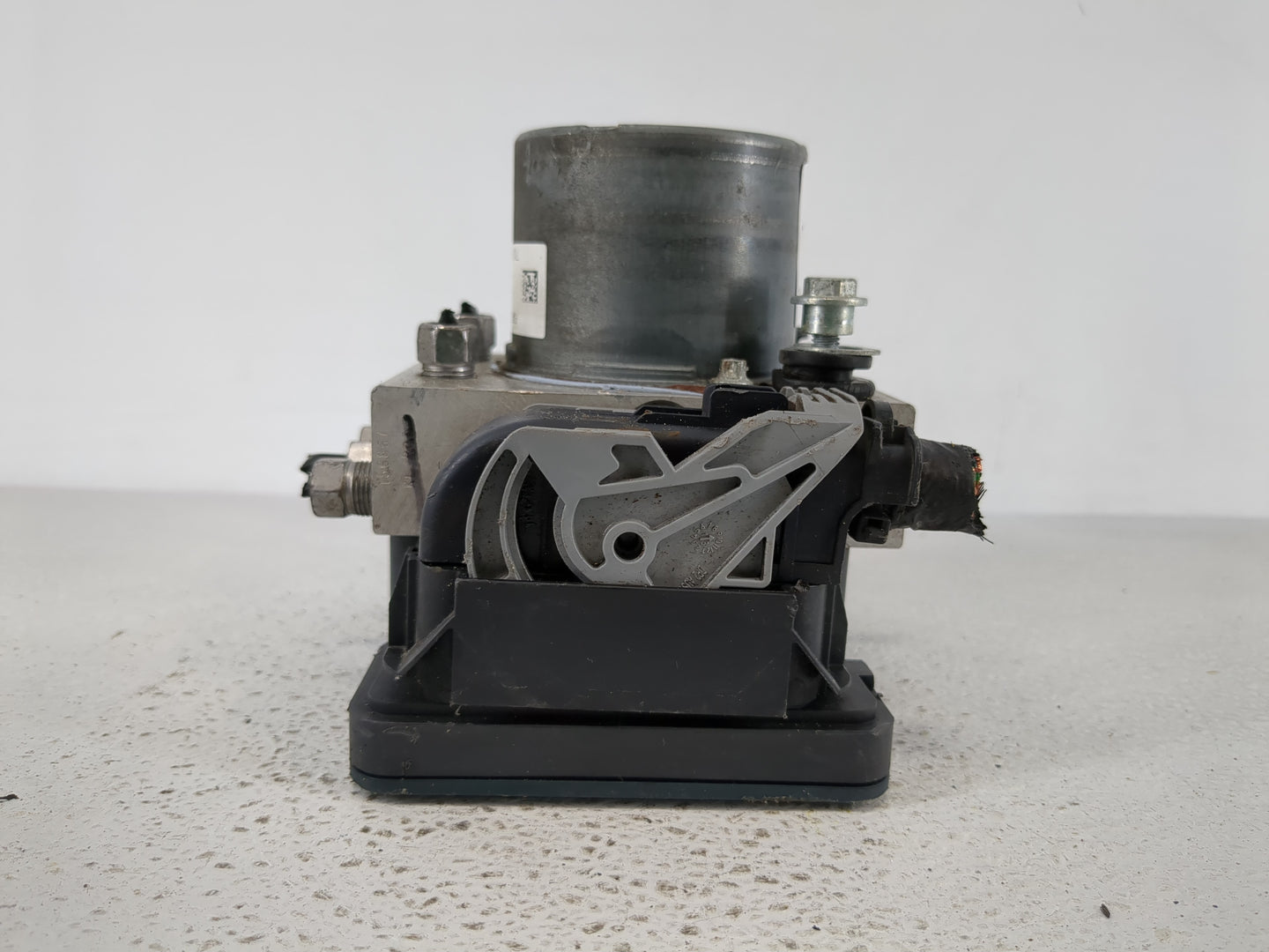 2014 Jeep Cherokee ABS Pump Control Module Replacement P/N:P04779899AI Fits OEM Used Auto Parts - Oemusedautoparts1.com