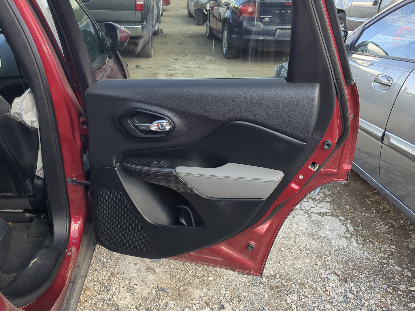 2014-2022 Jeep Cherokee Passenger Rear Door Oem 1210728 - Oemusedautoparts1.com