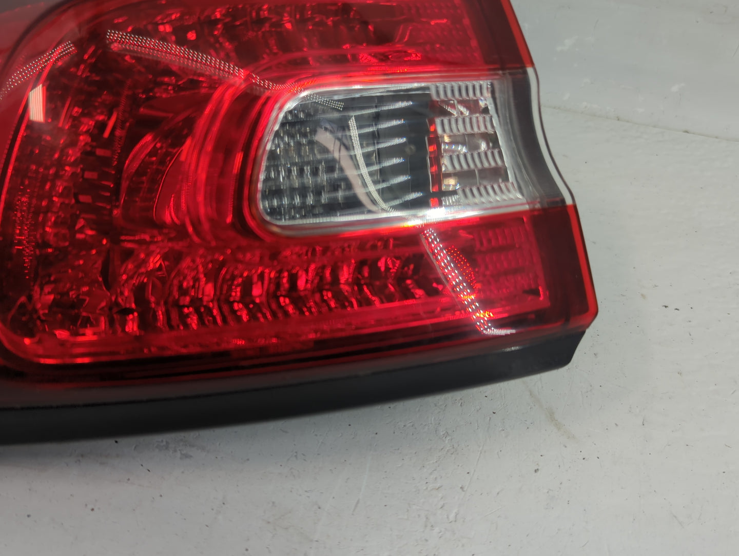 2014-2018 Jeep Cherokee Tail Light Assembly Driver Left OEM P/N:68102907AE Fits Fits 2014 2015 2016 2017 2018 OEM Used Auto 