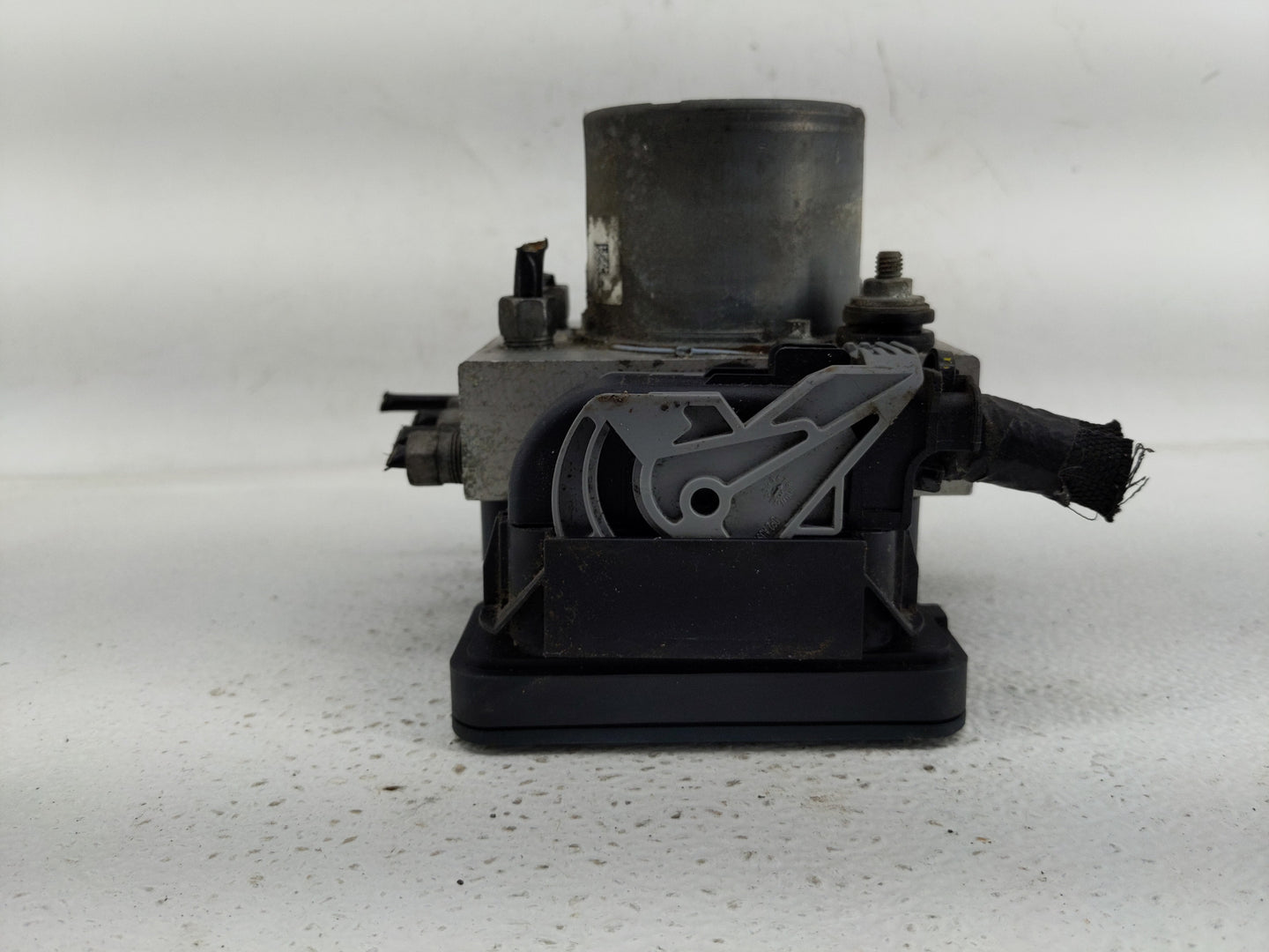 2014 Jeep Cherokee ABS Pump Control Module Replacement P/N:04779899AG Fits OEM Used Auto Parts - Oemusedautoparts1.com