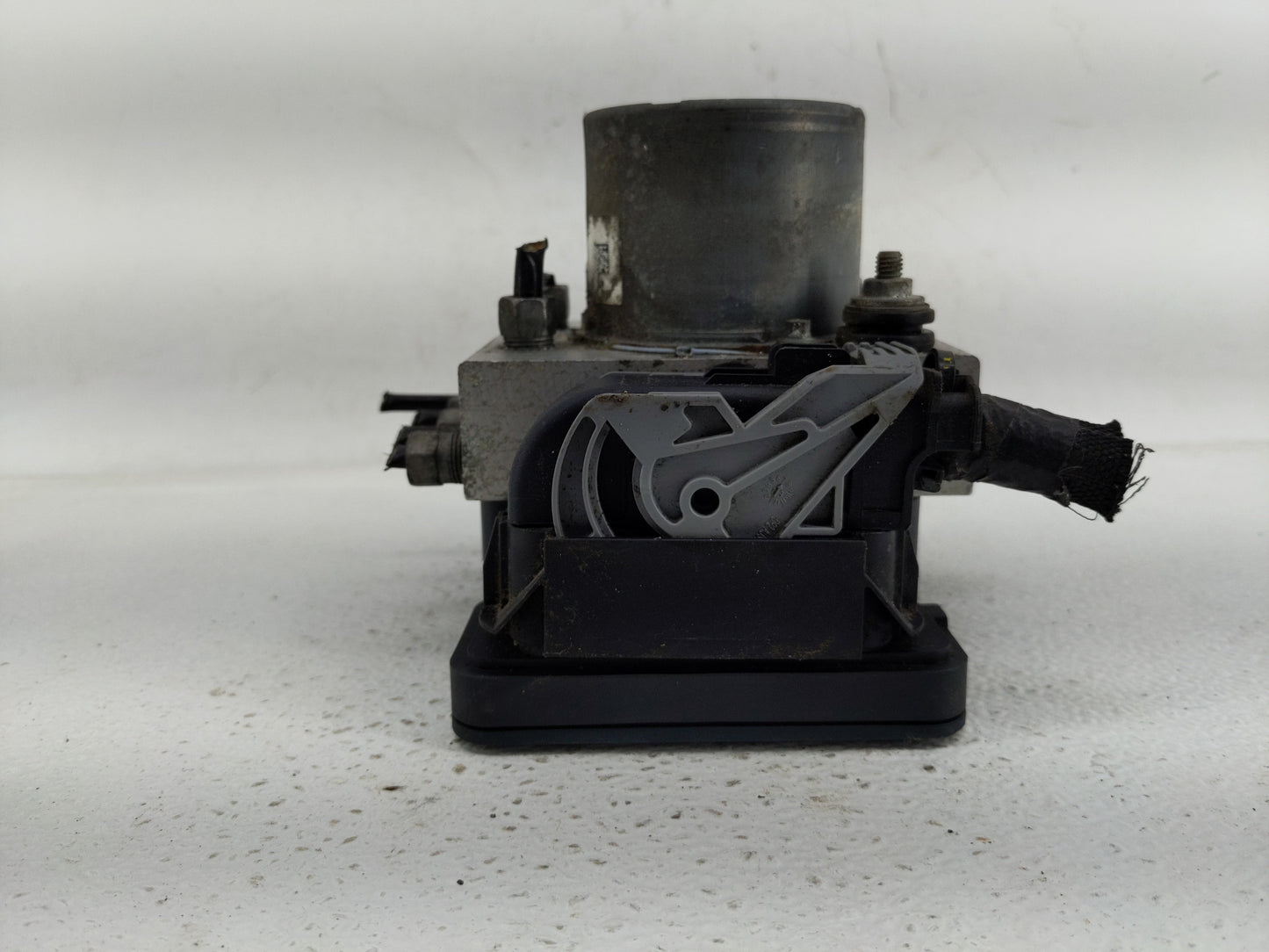 2014 Jeep Cherokee ABS Pump Control Module Replacement P/N:04779899AG Fits OEM Used Auto Parts - Oemusedautoparts1.com