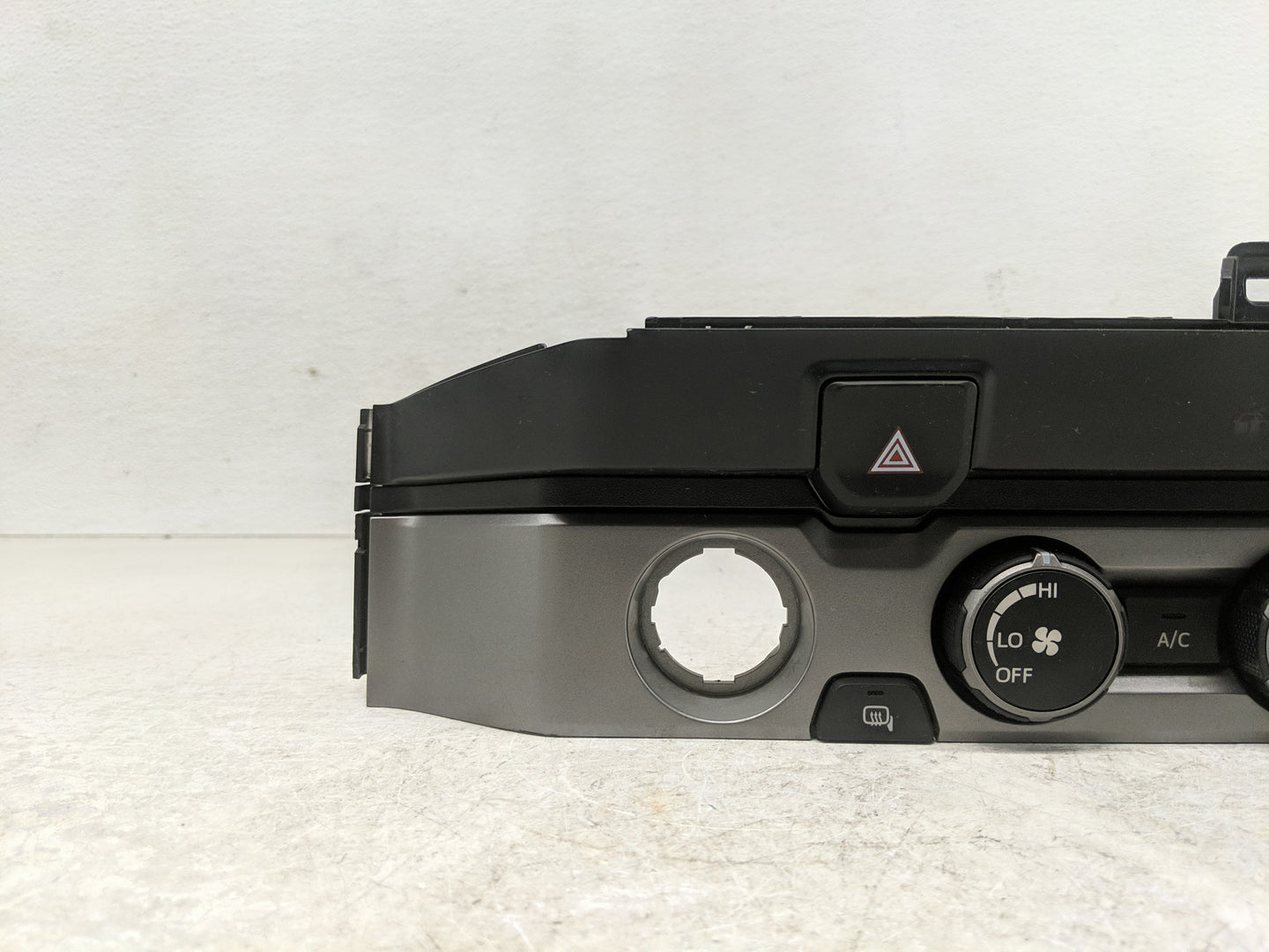 2014 Jeep Cherokee Climate Control Module Temperature AC/Heater Replacement P/N:75H595 Fits OEM Used Auto Parts - Oemusedaut