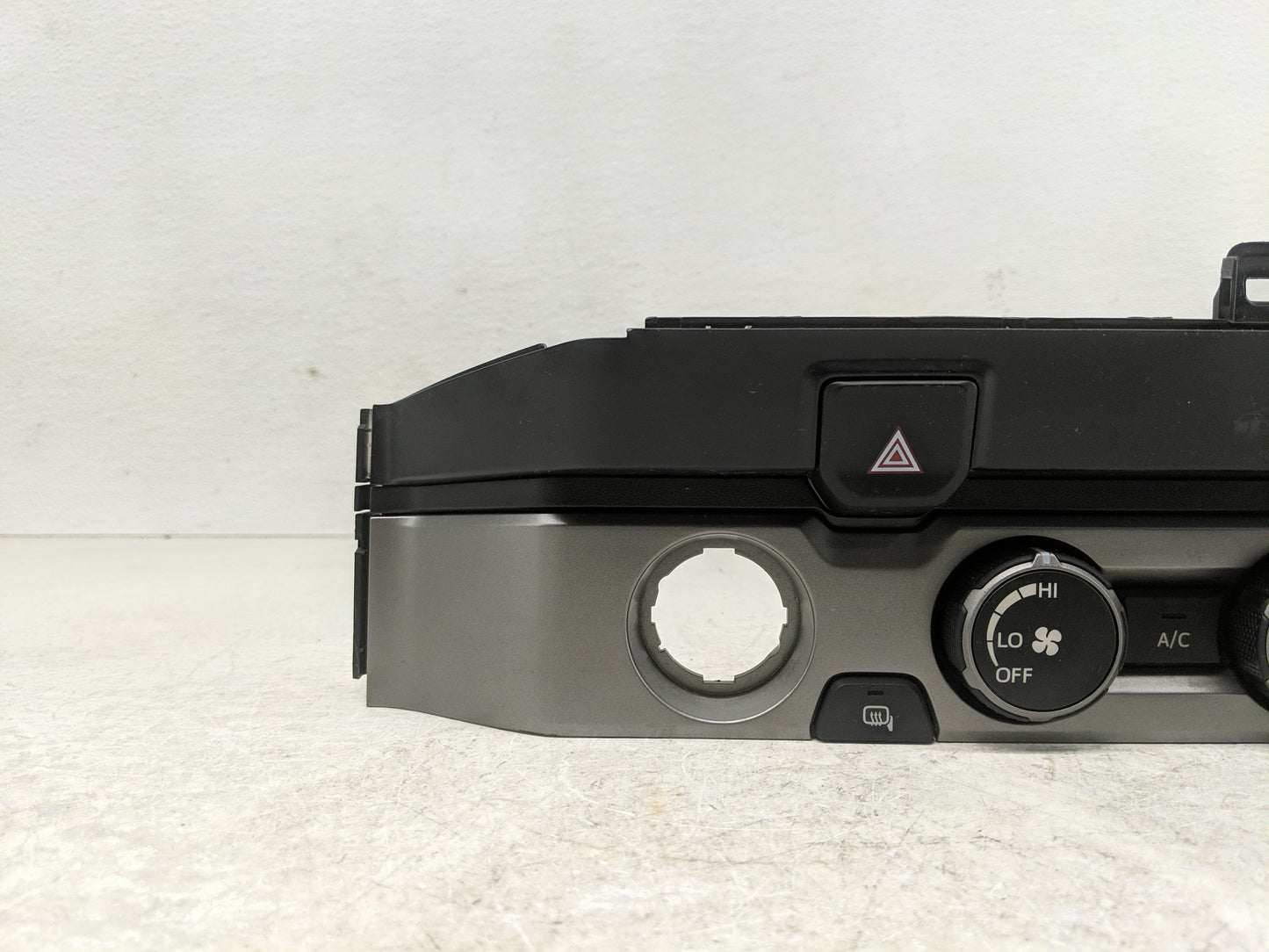 2014 Jeep Cherokee Climate Control Module Temperature AC/Heater Replacement P/N:75H595 Fits OEM Used Auto Parts - Oemusedaut