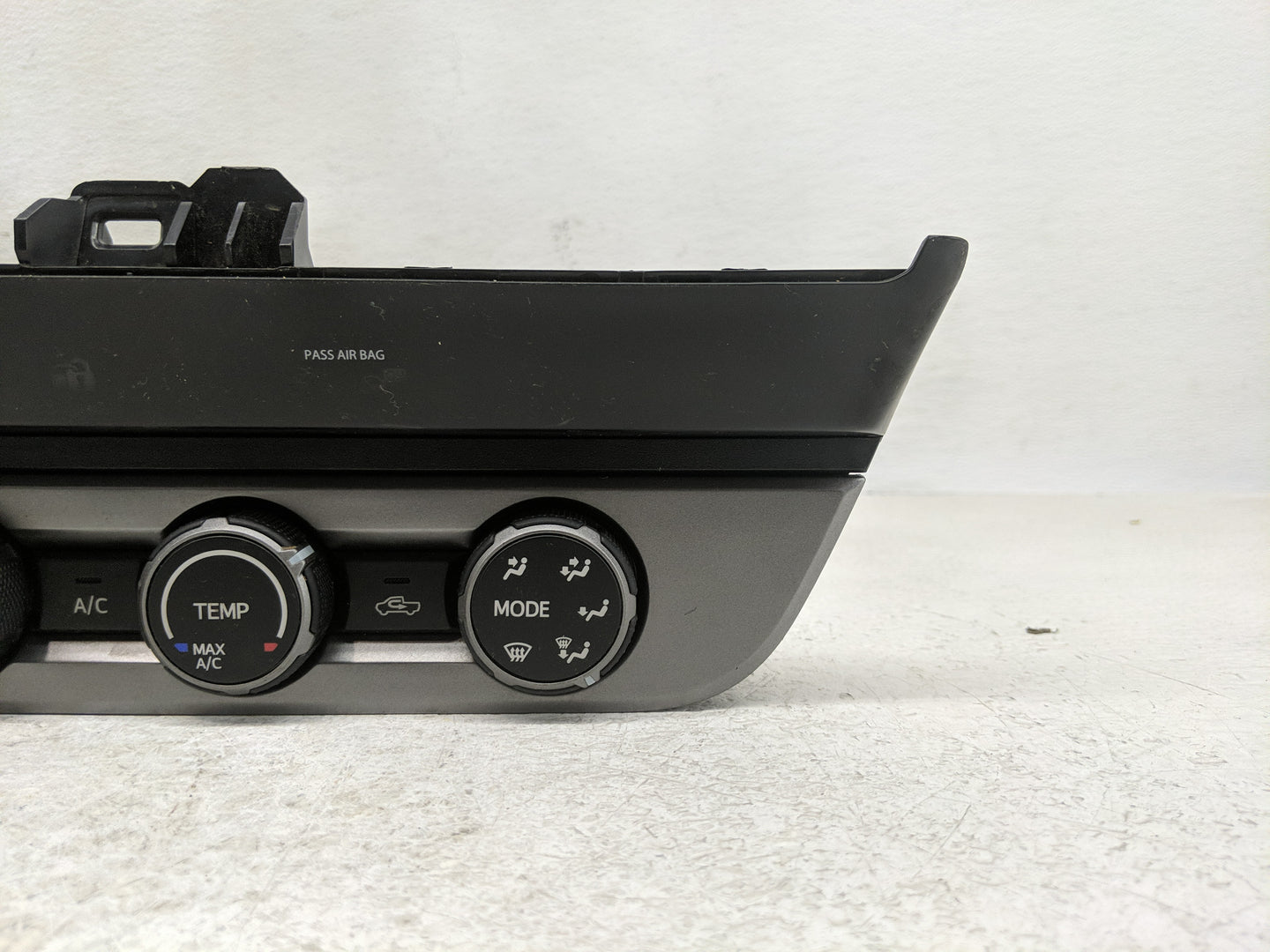 2014 Jeep Cherokee Climate Control Module Temperature AC/Heater Replacement P/N:75H595 Fits OEM Used Auto Parts - Oemusedaut