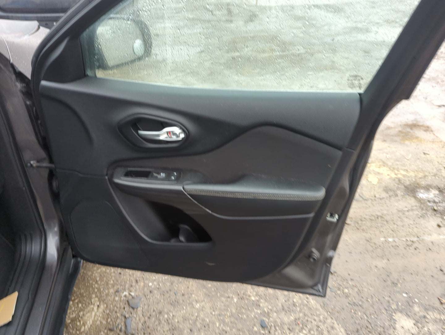 2014 Jeep Cherokee Front Right Passenger Interior Door Panel Trim 1299011 - Oemusedautoparts1.com