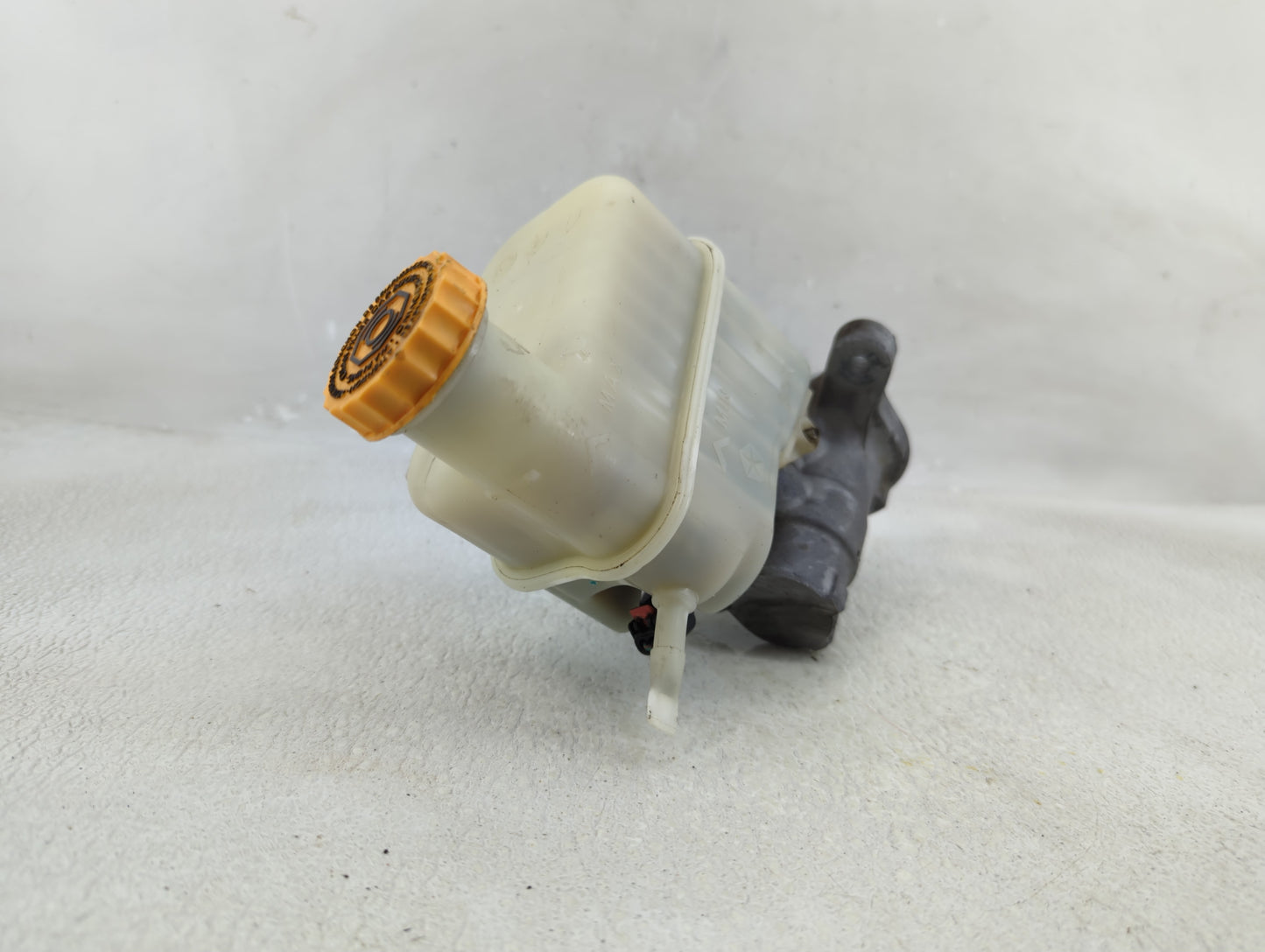 2014-2018 Jeep Cherokee Brake Master Cylinder - Oemusedautoparts1.com