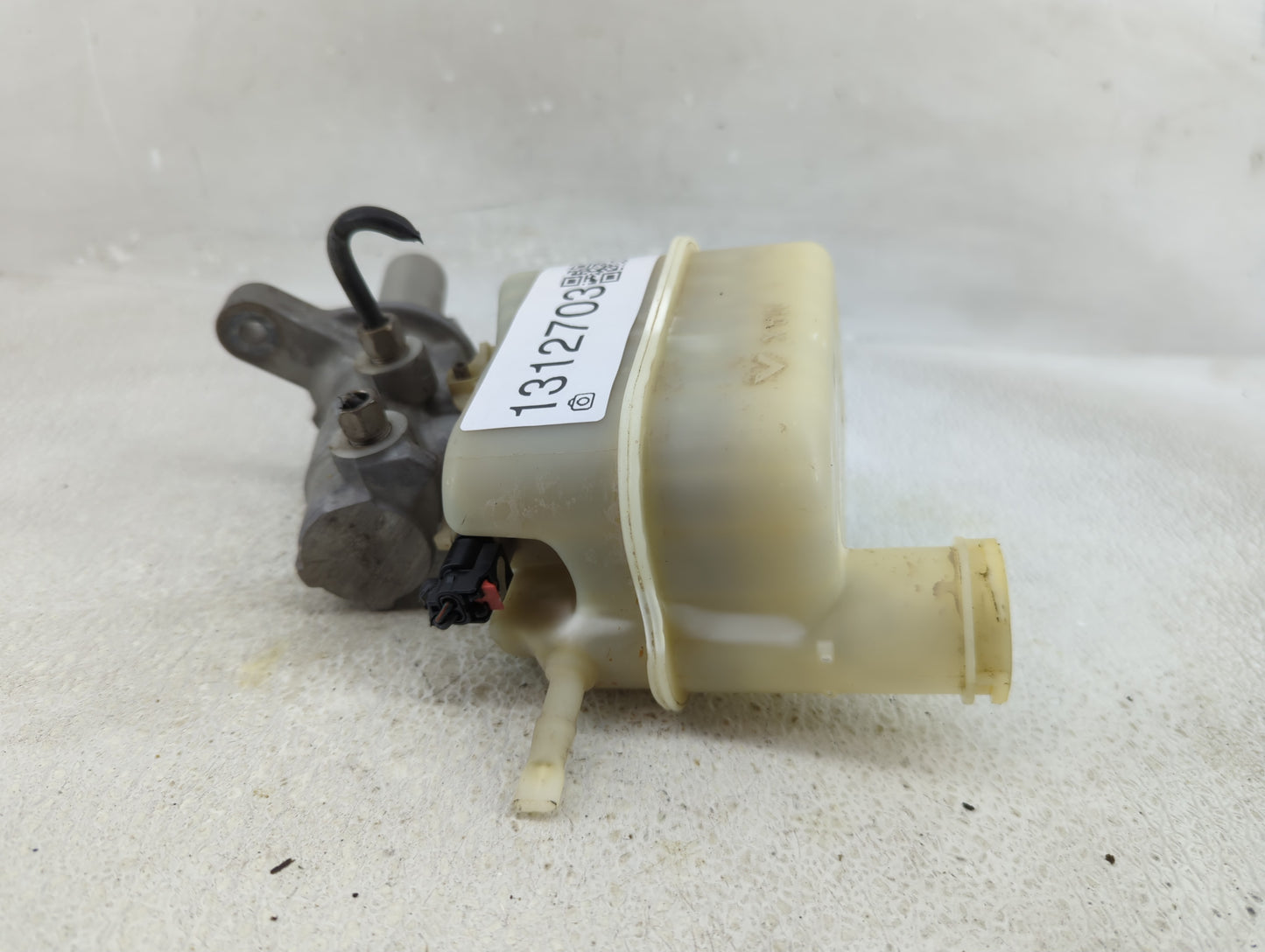 2014-2018 Jeep Cherokee Brake Master Cylinder - Oemusedautoparts1.com