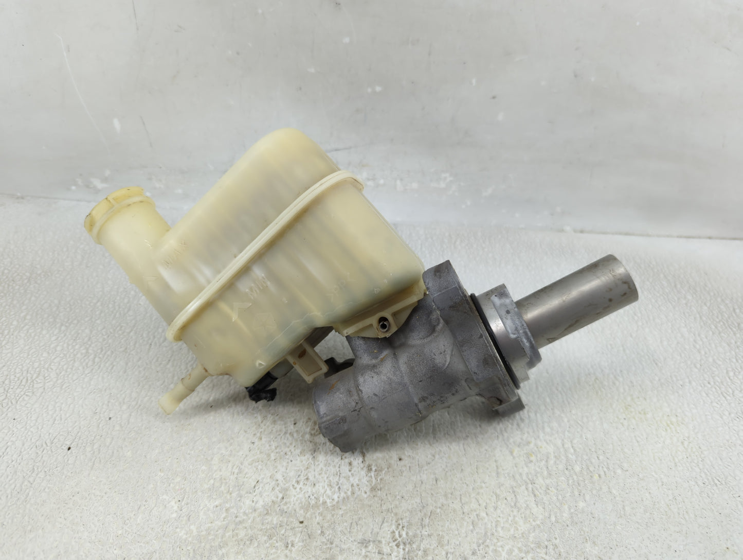 2014-2018 Jeep Cherokee Brake Master Cylinder - Oemusedautoparts1.com