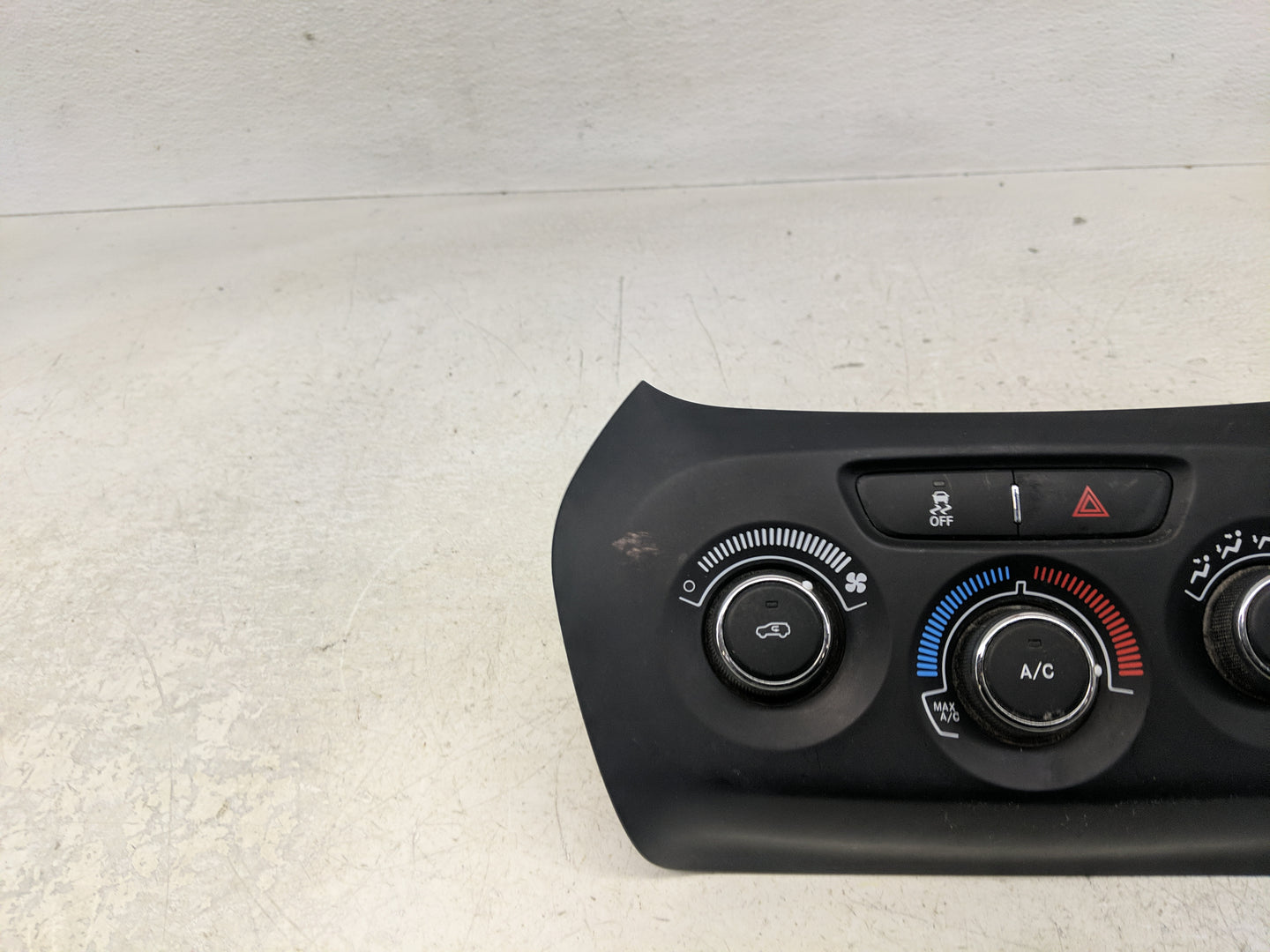2014 Jeep Cherokee Climate Control Module Temperature AC/Heater Replacement P/N:P1UV93DX9AE Fits OEM Used Auto Parts - Oemus