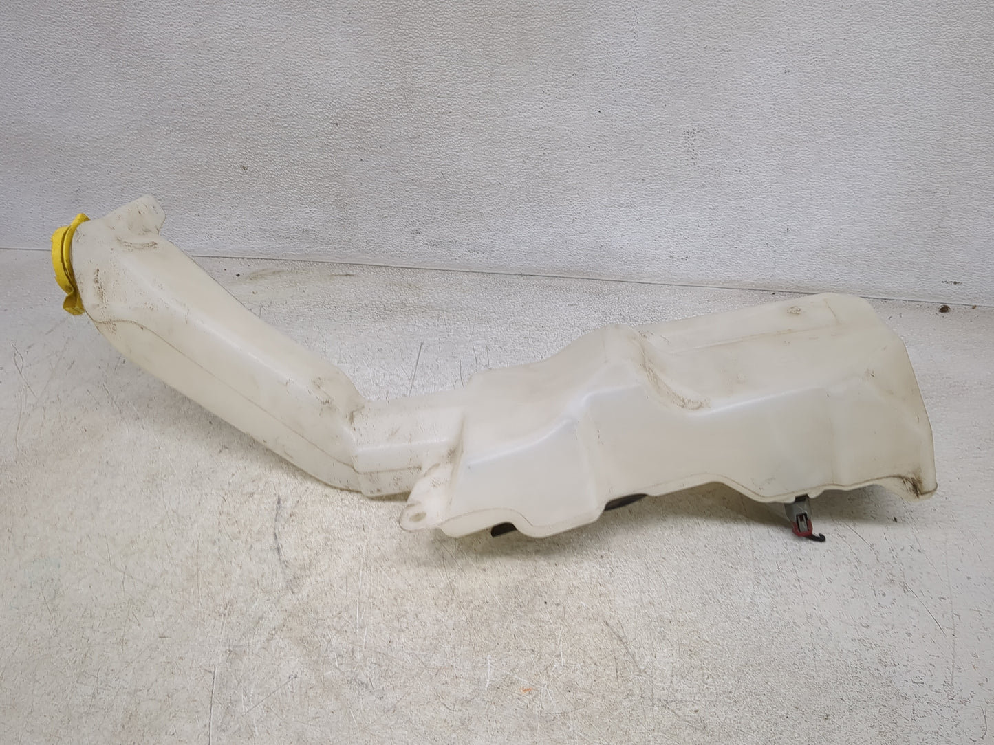2014-2018 Jeep Cherokee Windshield Washer Fluid Reservoir Bottle Oem 1427426 - Oemusedautoparts1.com