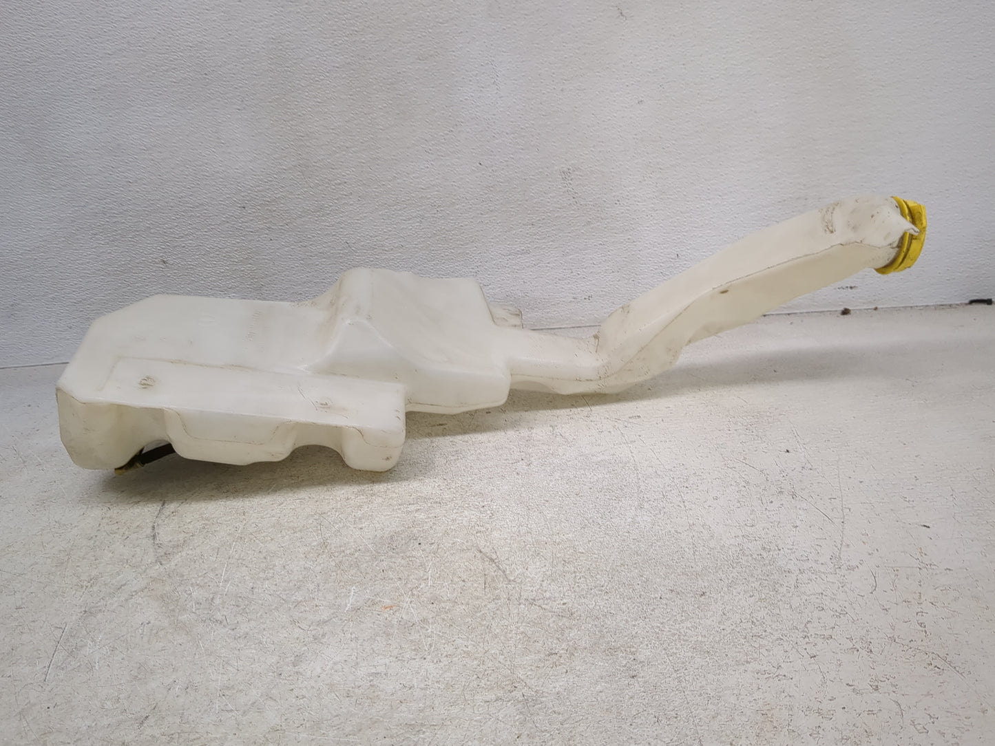 2014-2018 Jeep Cherokee Windshield Washer Fluid Reservoir Bottle Oem 1427426 - Oemusedautoparts1.com