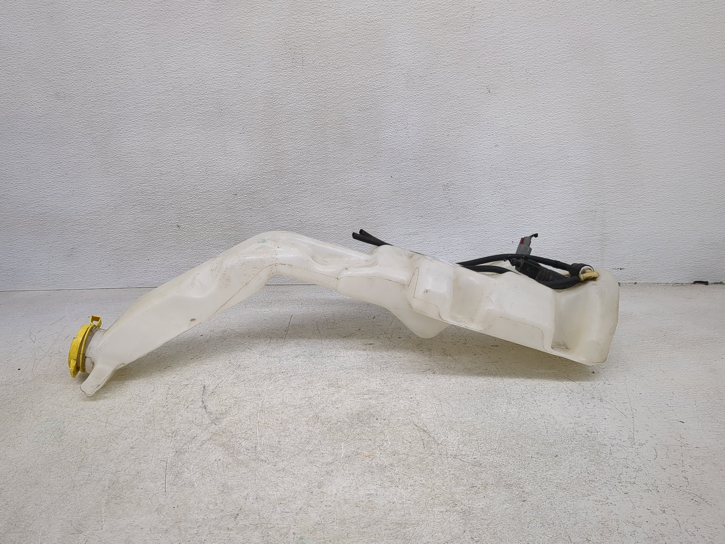 2014-2018 Jeep Cherokee Windshield Washer Fluid Reservoir Bottle Oem 1427426 - Oemusedautoparts1.com