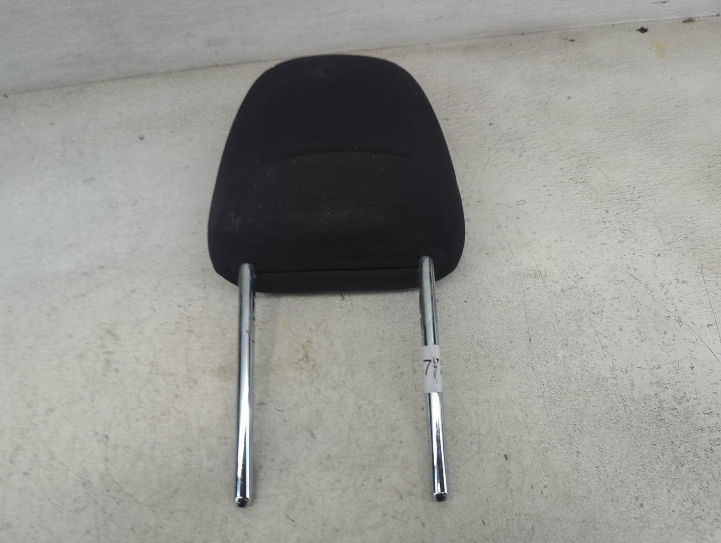 2014 Jeep Cherokee Headrest Head Rest Front Driver Seat Black 1472637 - Oemusedautoparts1.com