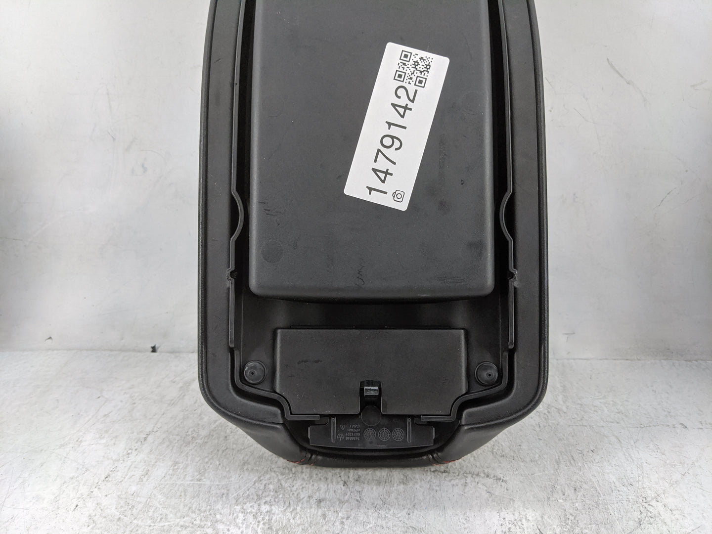 2014 Jeep Cherokee Center Console Armrest Cover Lid P/N:2S86S61-DX9LR5 Fits OEM Used Auto Parts - Oemusedautoparts1.com