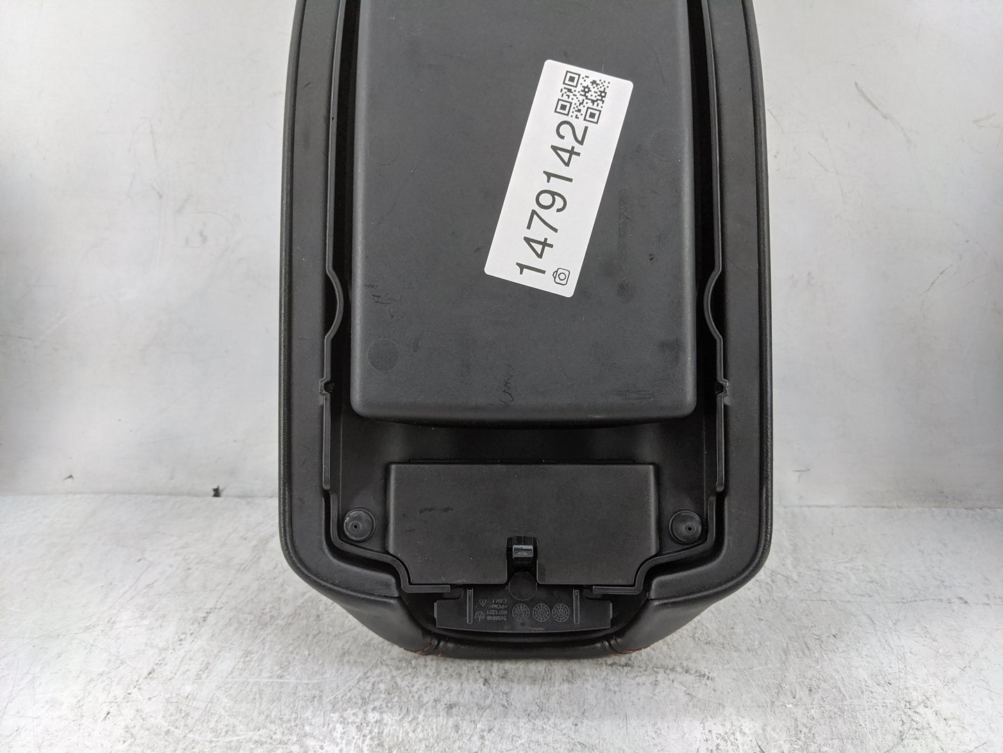 2014 Jeep Cherokee Center Console Armrest Cover Lid P/N:2S86S61-DX9LR5 Fits OEM Used Auto Parts - Oemusedautoparts1.com