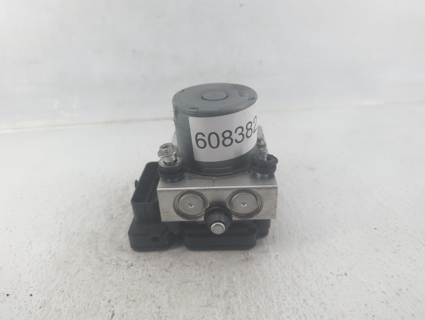 2014 Jeep Cherokee ABS Pump Control Module Replacement P/N:P04779899AI Fits OEM Used Auto Parts - Oemusedautoparts1.com