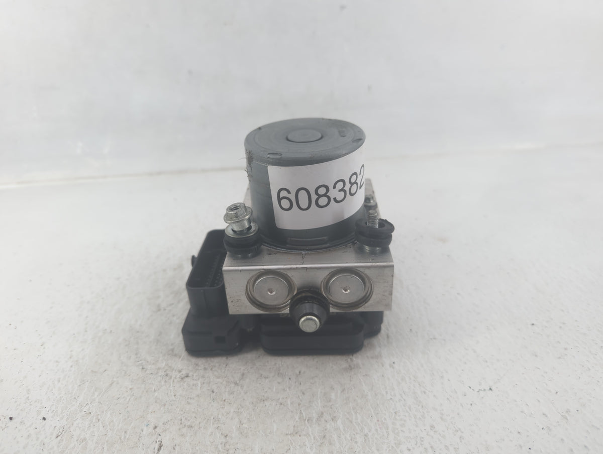 2014 Jeep Cherokee Anti-Lock Brake ABS Pump Module Actuator OEM P/N:P04779899AI Fits OEM Used Auto Parts - Oemusedautoparts1