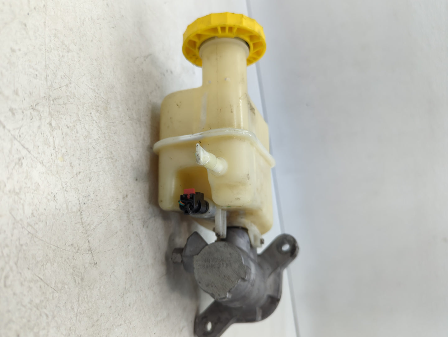 2014-2014 Jeep Cherokee Brake Master Cylinder - Oemusedautoparts1.com