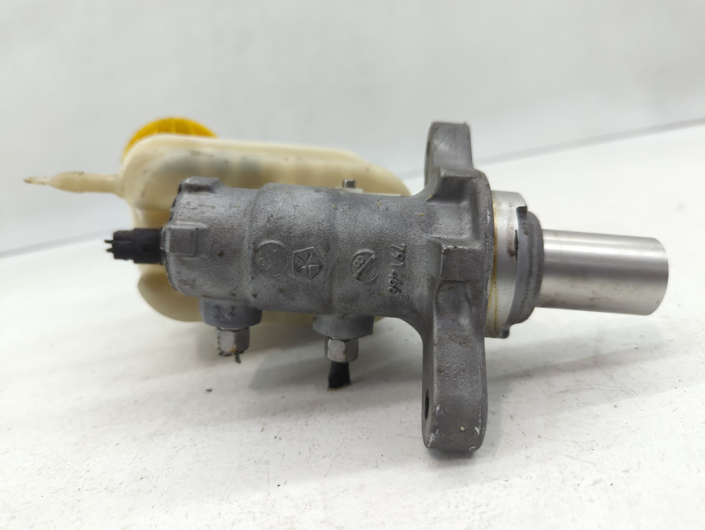 2014-2014 Jeep Cherokee Brake Master Cylinder - Oemusedautoparts1.com