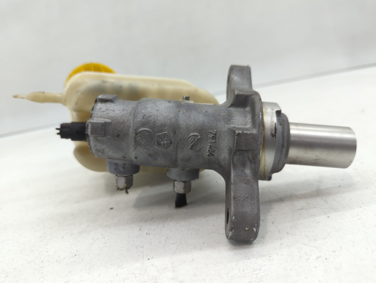 2014-2014 Jeep Cherokee Brake Master Cylinder - Oemusedautoparts1.com
