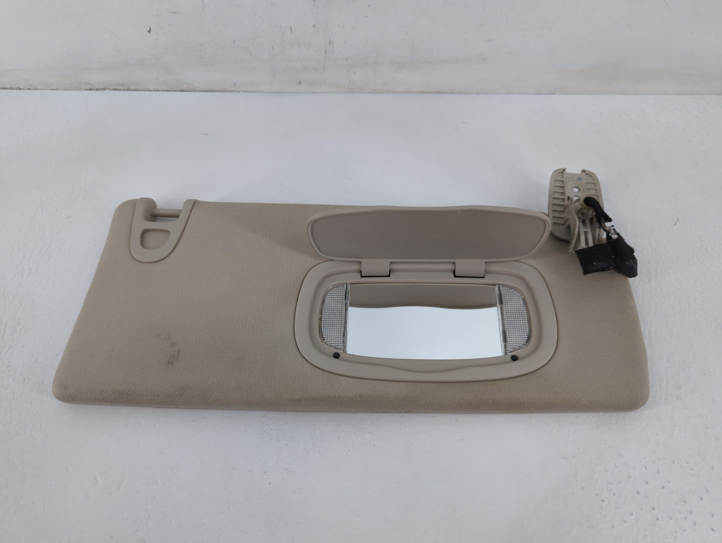 2014-2018 Jeep Cherokee Sun Visor Shade Replacement Passenger Right Mirror Fits Fits 2014 2015 2016 2017 2018 OEM Used Auto 