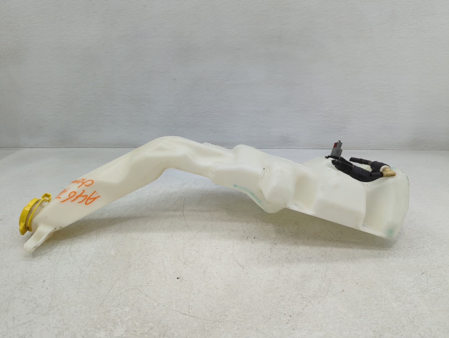 2014-2018 Jeep Cherokee Windshield Washer Fluid Reservoir Bottle Oem - Oemusedautoparts1.com