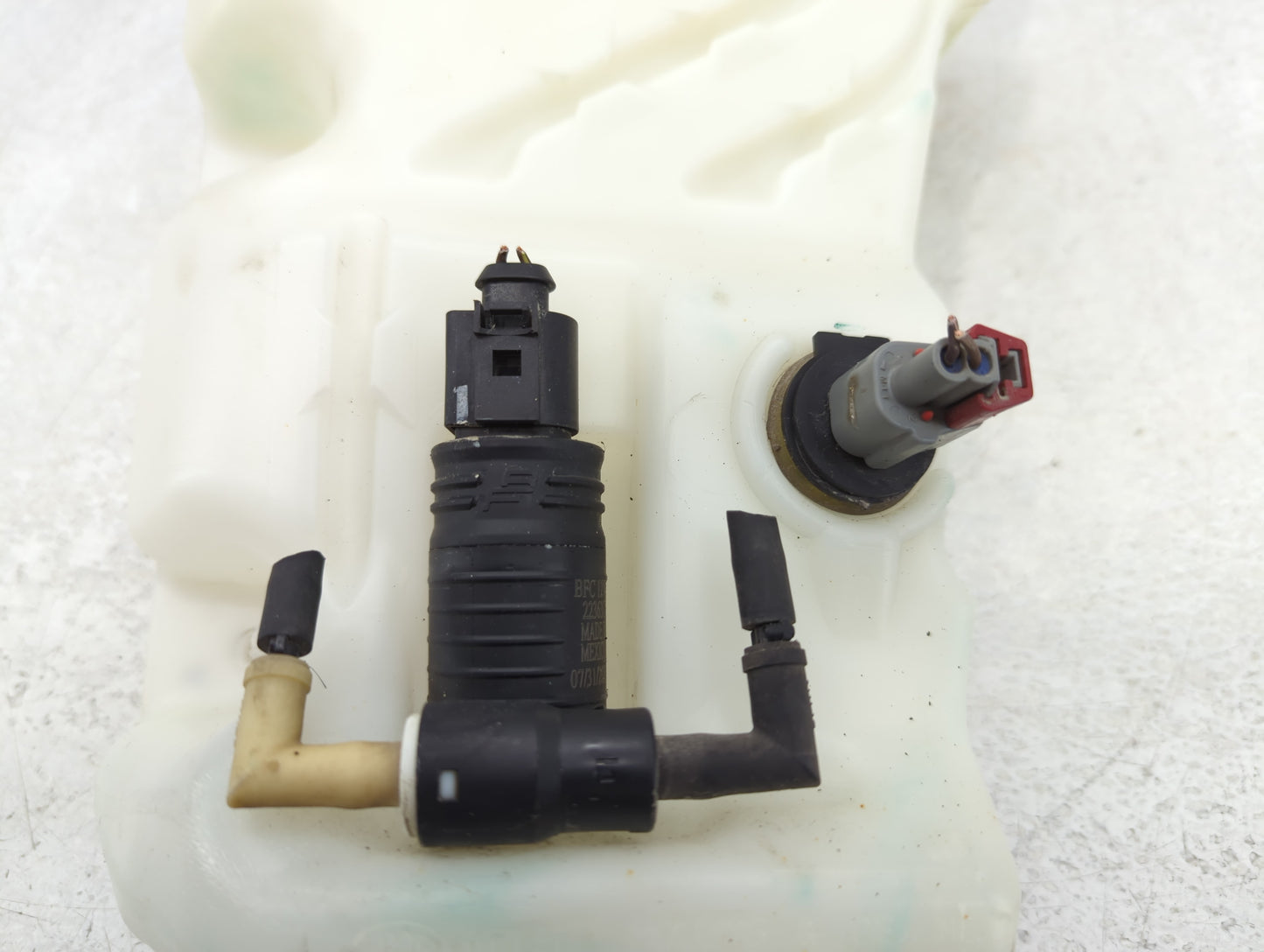 2014-2018 Jeep Cherokee Windshield Washer Fluid Reservoir Bottle Oem - Oemusedautoparts1.com